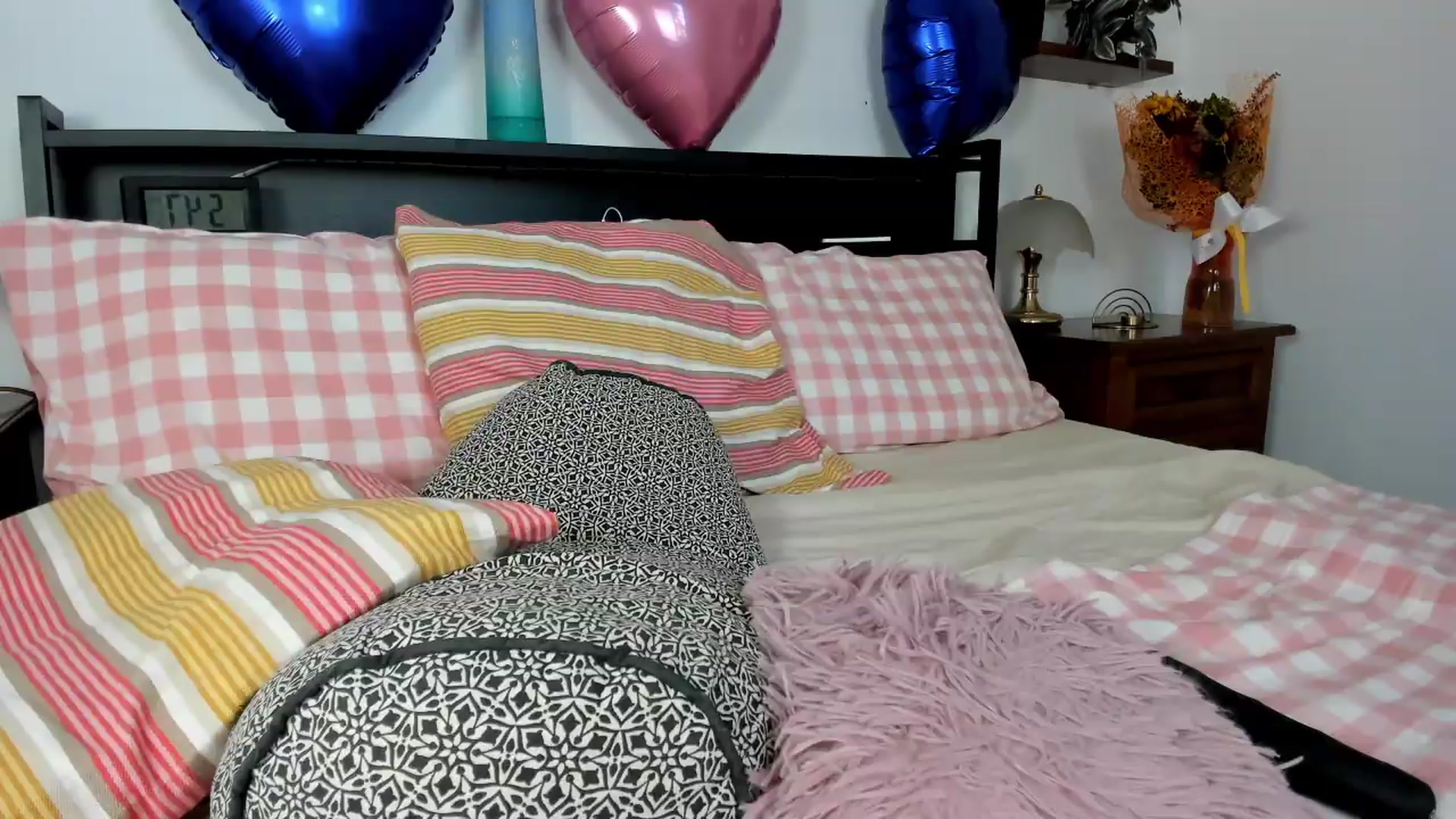 Gallery image thumbnail from SweetSinme's myfreecams stream on, 09/19/2026, 10:14 image 14 of 20