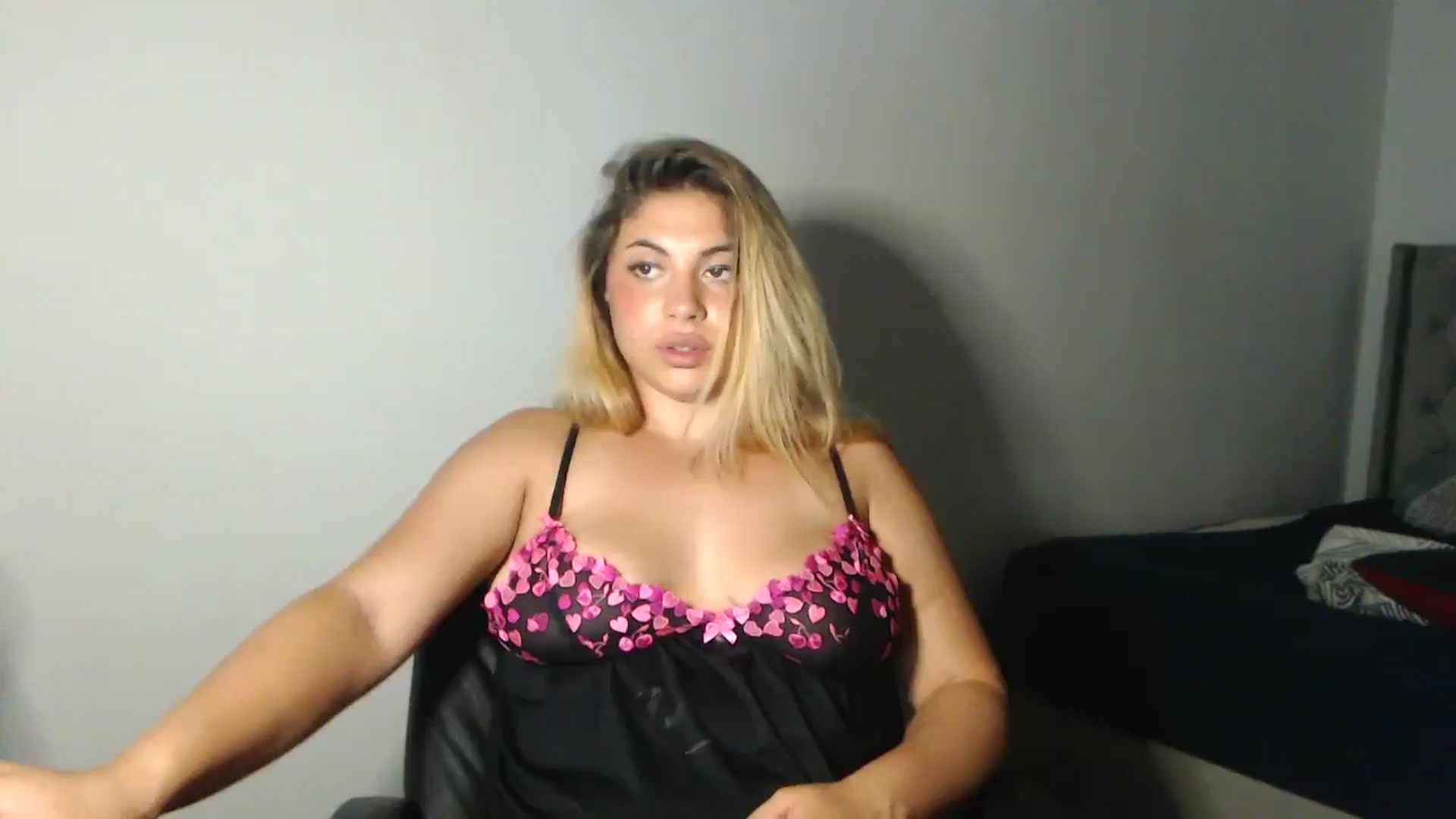 Gallery image thumbnail from SweetSmileXx's myfreecams stream on, 08/25/2024, 23:44 image 19 of 20