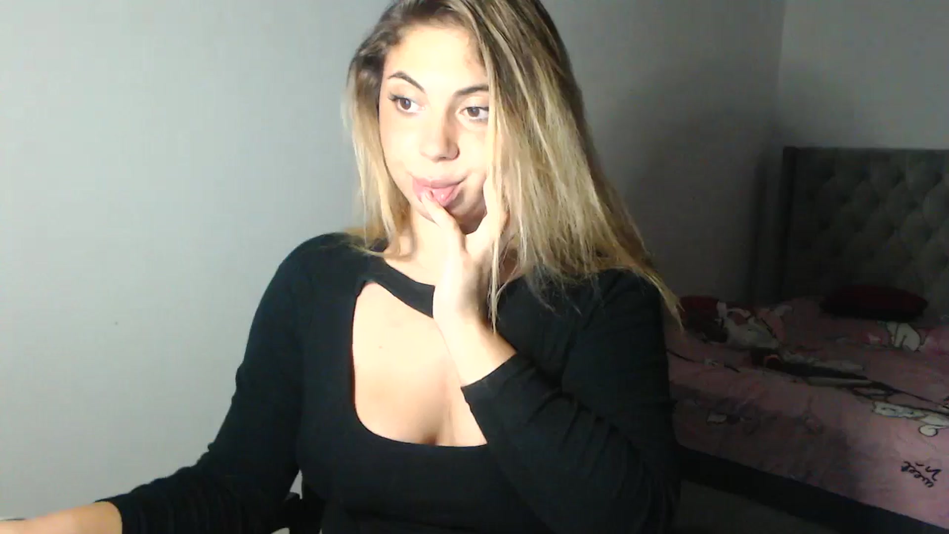 Gallery image thumbnail from SweetSmileXx's myfreecams stream on, 09/01/2024, 23:37 image 18 of 20