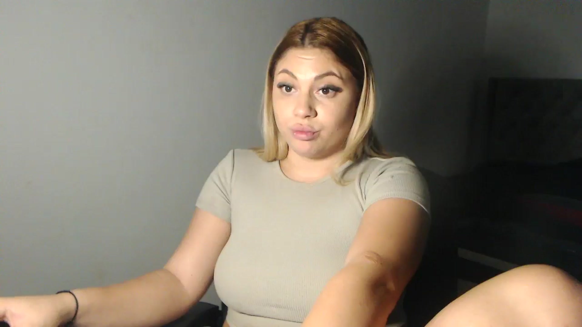 Gallery image thumbnail from SweetSmileXx's myfreecams stream on, 10/24/2024, 24:35 image 6 of 20