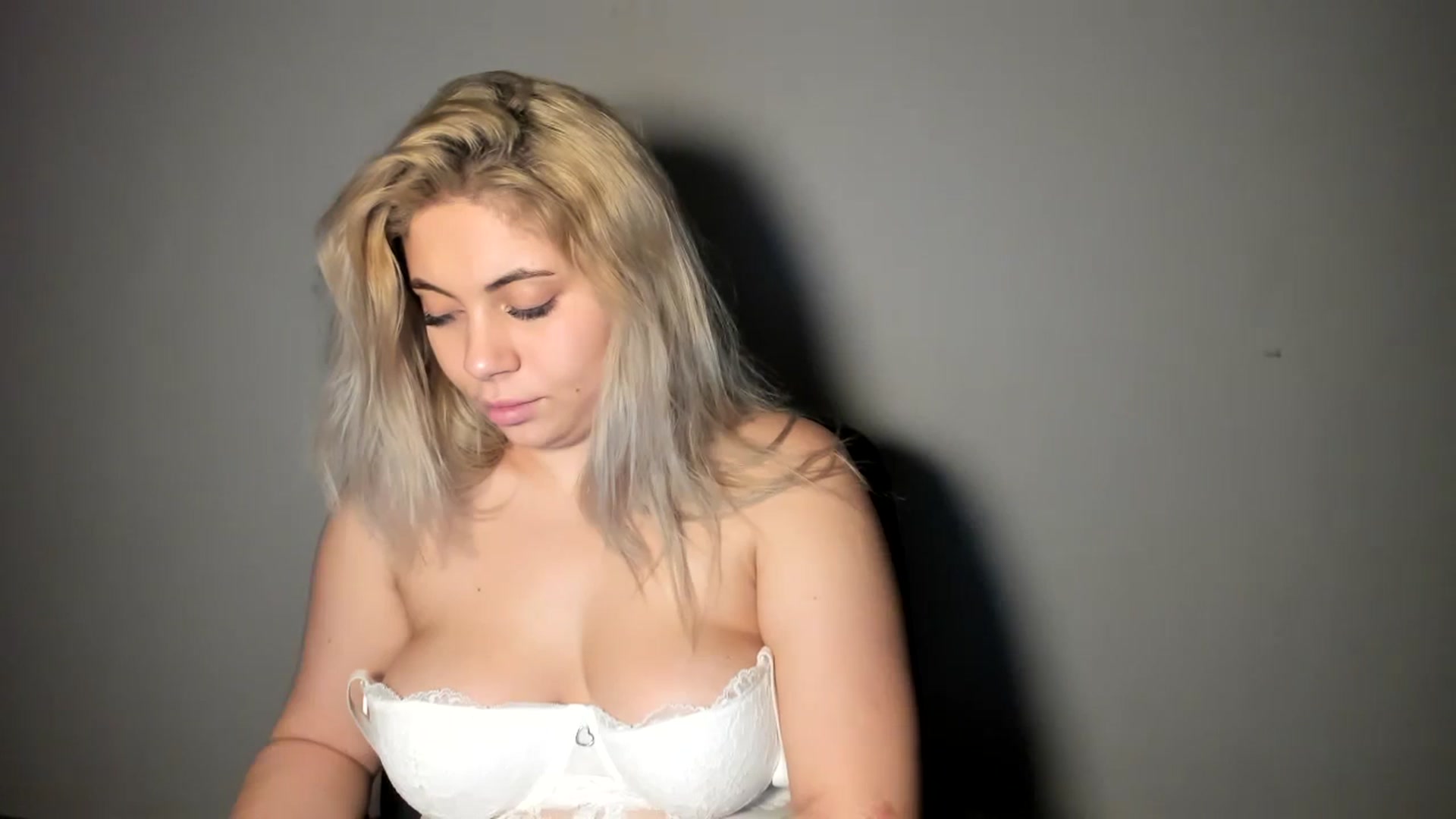 Gallery image thumbnail from SweetSmileXx's myfreecams stream on, 12/04/2024, 02:46 image 18 of 20