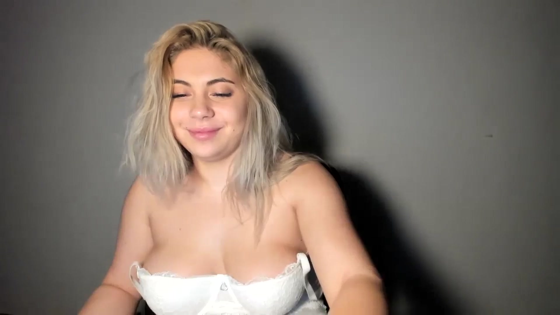 Gallery image thumbnail from SweetSmileXx's myfreecams stream on, 12/04/2024, 02:46 image 9 of 20