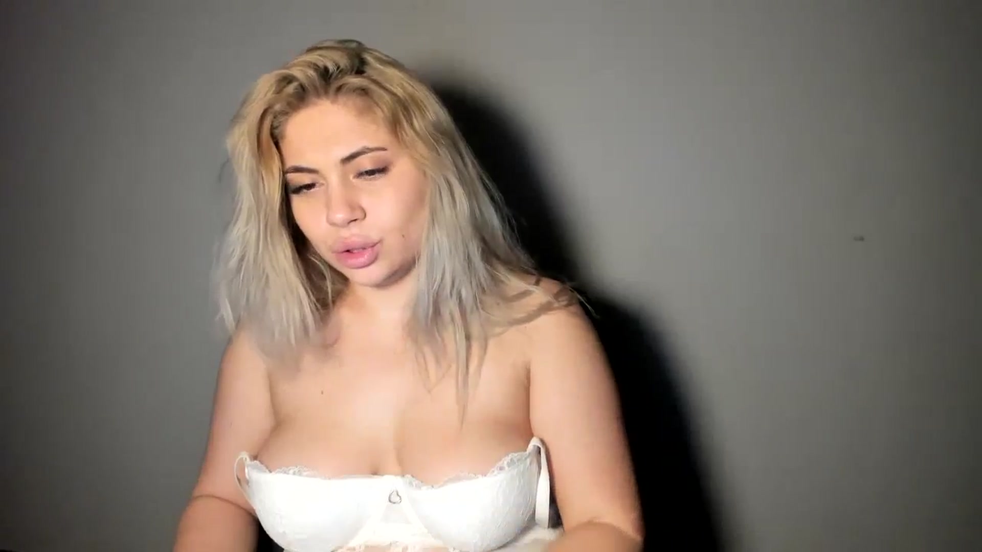 Gallery image thumbnail from SweetSmileXx's myfreecams stream on, 12/04/2024, 02:46 image 13 of 20