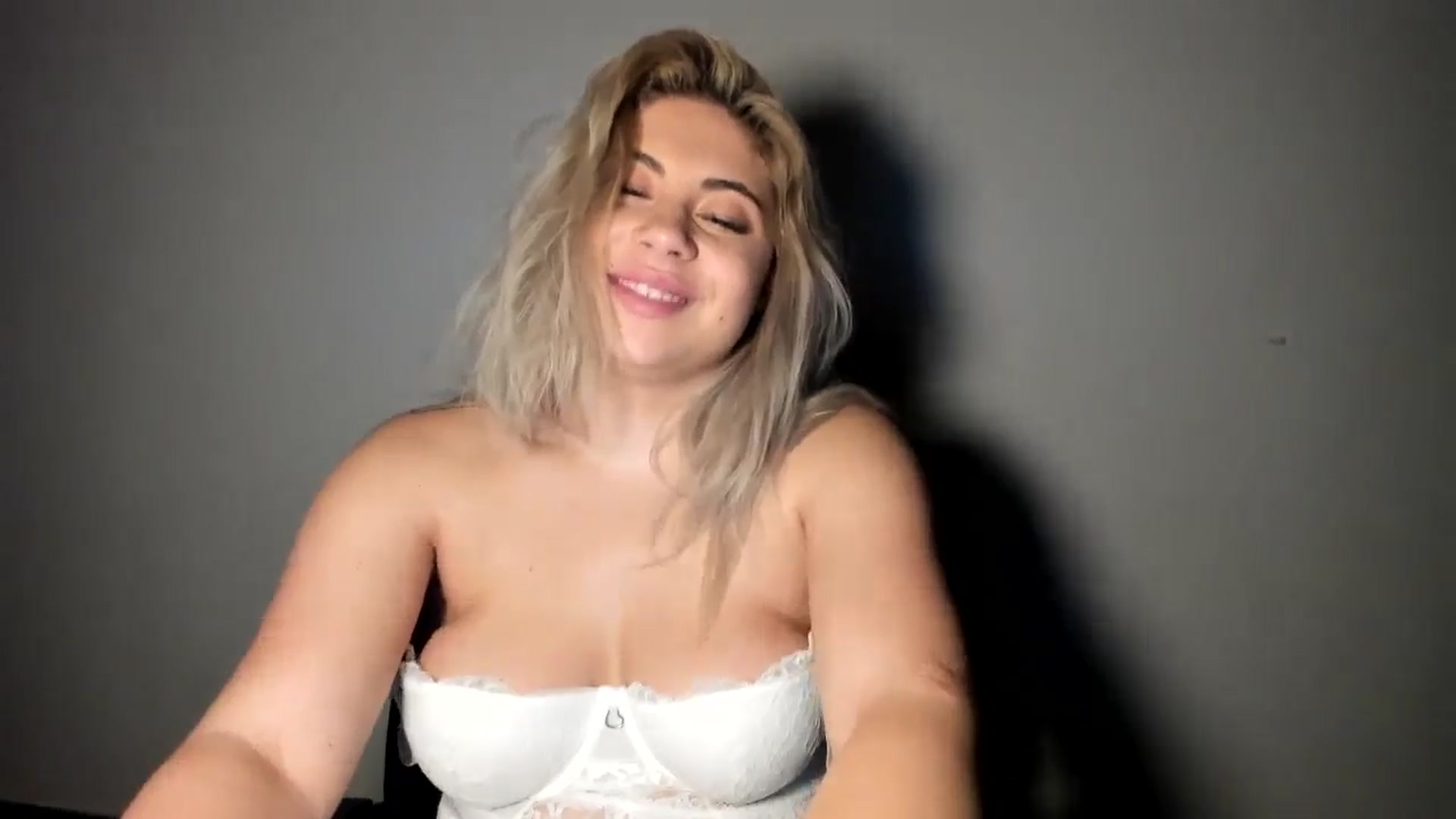 Gallery image thumbnail from SweetSmileXx's myfreecams stream on, 12/04/2024, 02:46 image 7 of 20