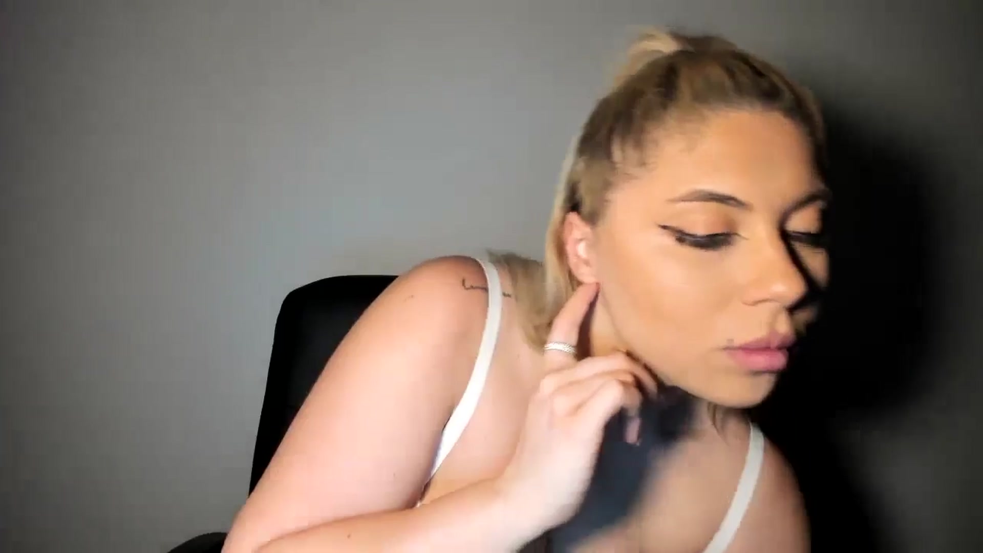 Gallery image thumbnail from SweetSmileXx's myfreecams stream on, 12/06/2024, 03:03 image 2 of 20