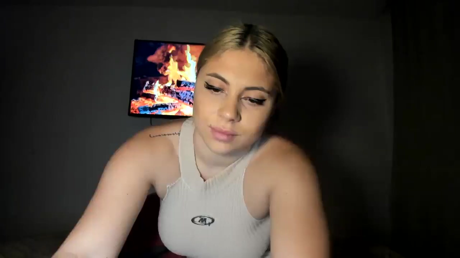 Gallery image thumbnail from SweetSmileXx's myfreecams stream on, 12/08/2024, 24:02 image 17 of 20