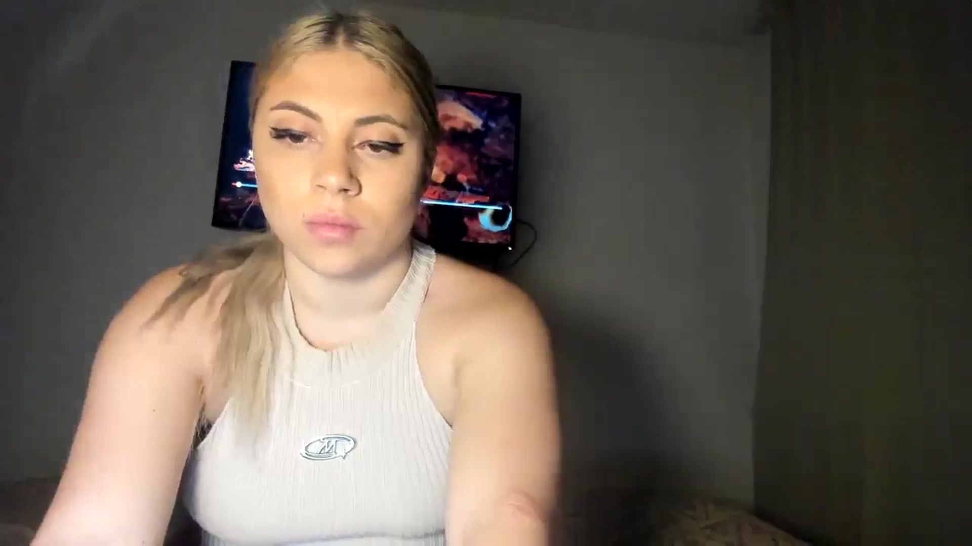 Gallery image thumbnail from SweetSmileXx's myfreecams stream on, 12/08/2024, 24:02 image 10 of 20