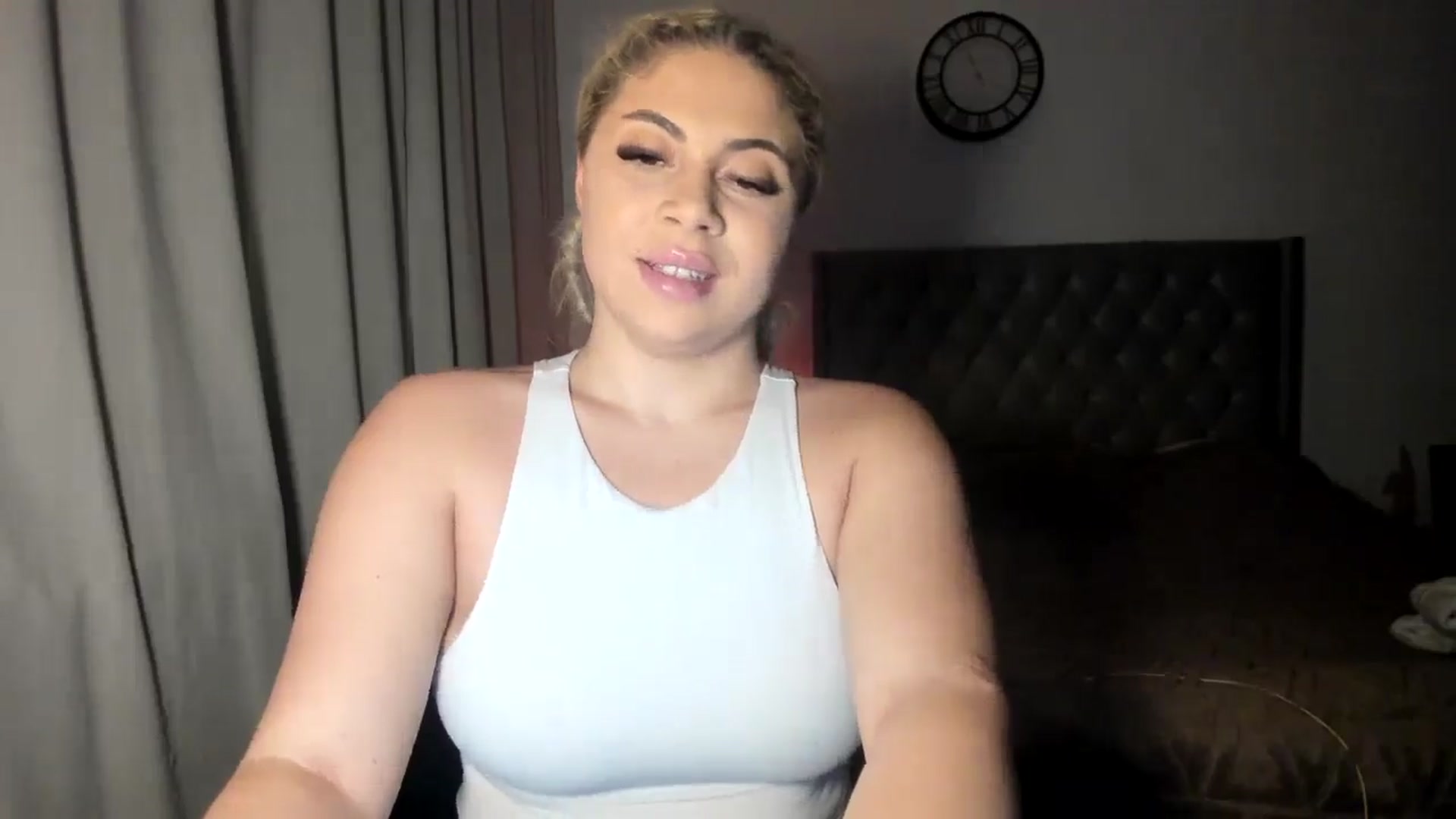 Gallery image thumbnail from SweetSmileXx's myfreecams stream on, 12/16/2024, 23:01 image 16 of 20