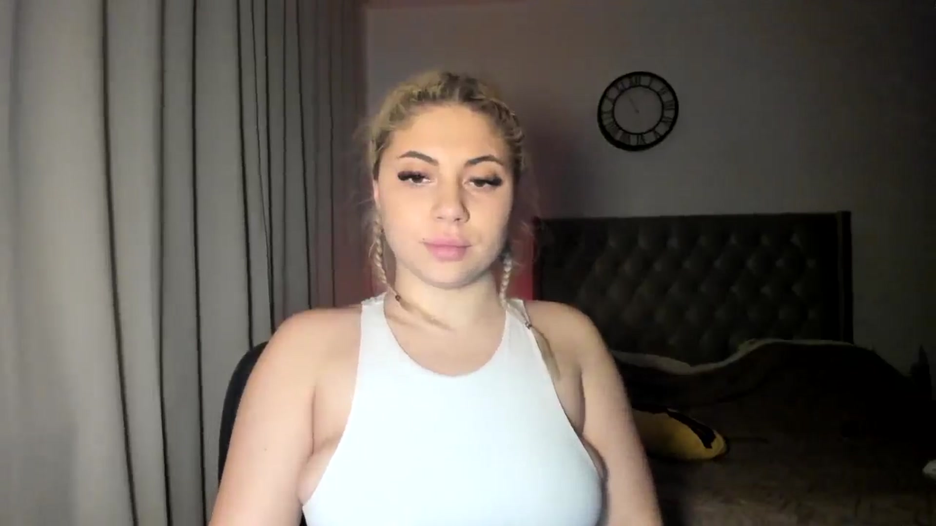Gallery image thumbnail from SweetSmileXx's myfreecams stream on, 12/17/2024, 01:57 image 20 of 20
