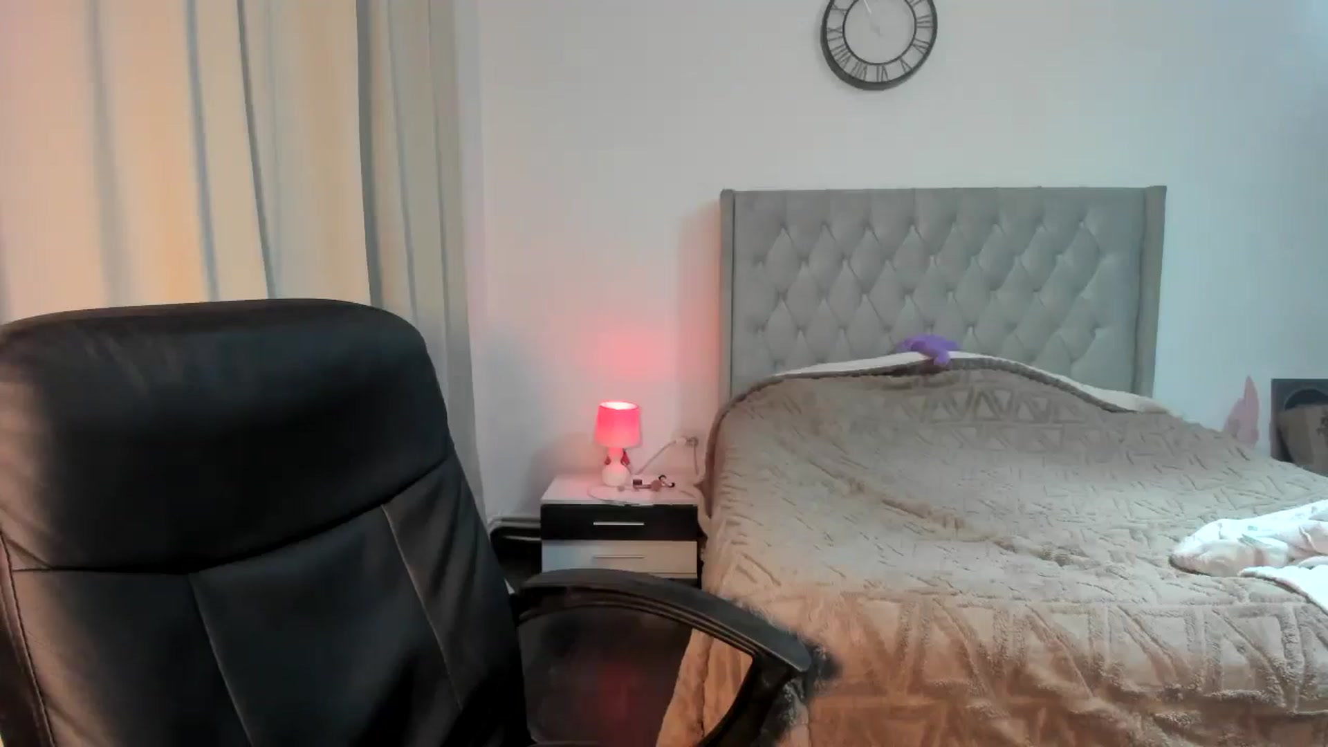 Gallery image thumbnail from SweetSmileXx's myfreecams stream on, 12/18/2024, 03:35 image 20 of 20