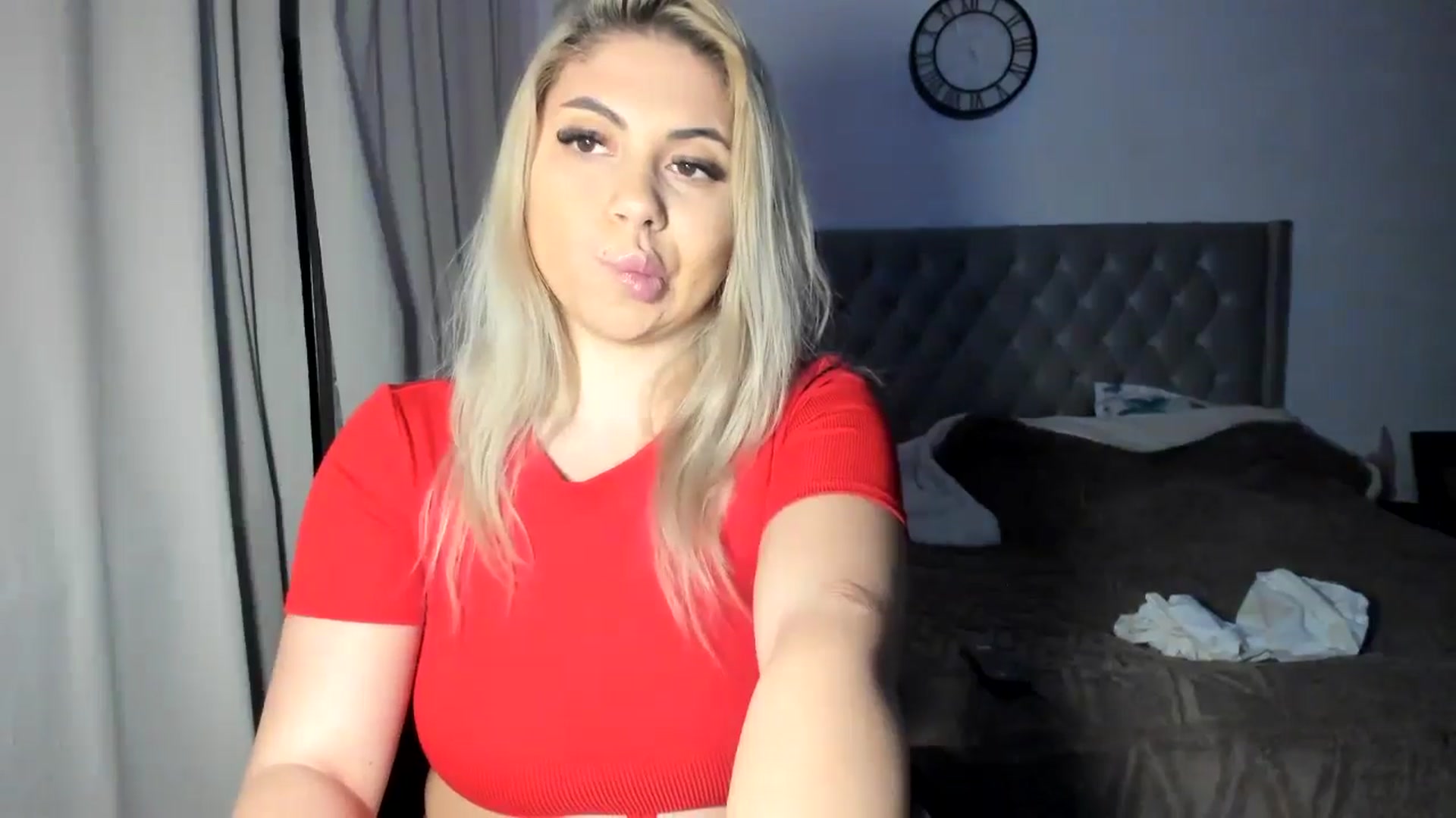 Gallery image thumbnail from SweetSmileXx's myfreecams stream on, 12/20/2024, 24:22 image 18 of 20