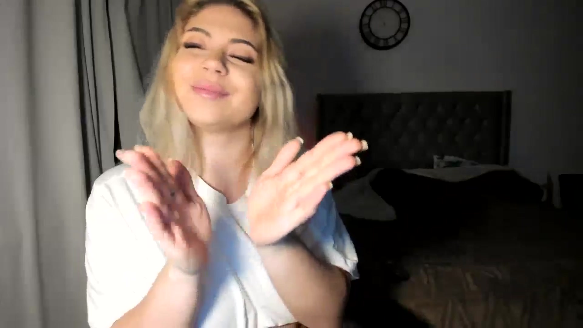 Gallery image thumbnail from SweetSmileXx's myfreecams stream on, 12/20/2024, 24:22 image 4 of 20