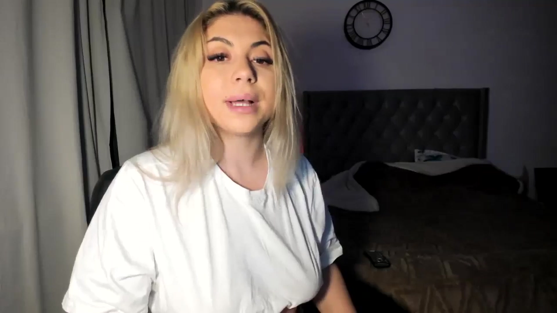 Gallery image thumbnail from SweetSmileXx's myfreecams stream on, 12/20/2024, 24:22 image 7 of 20