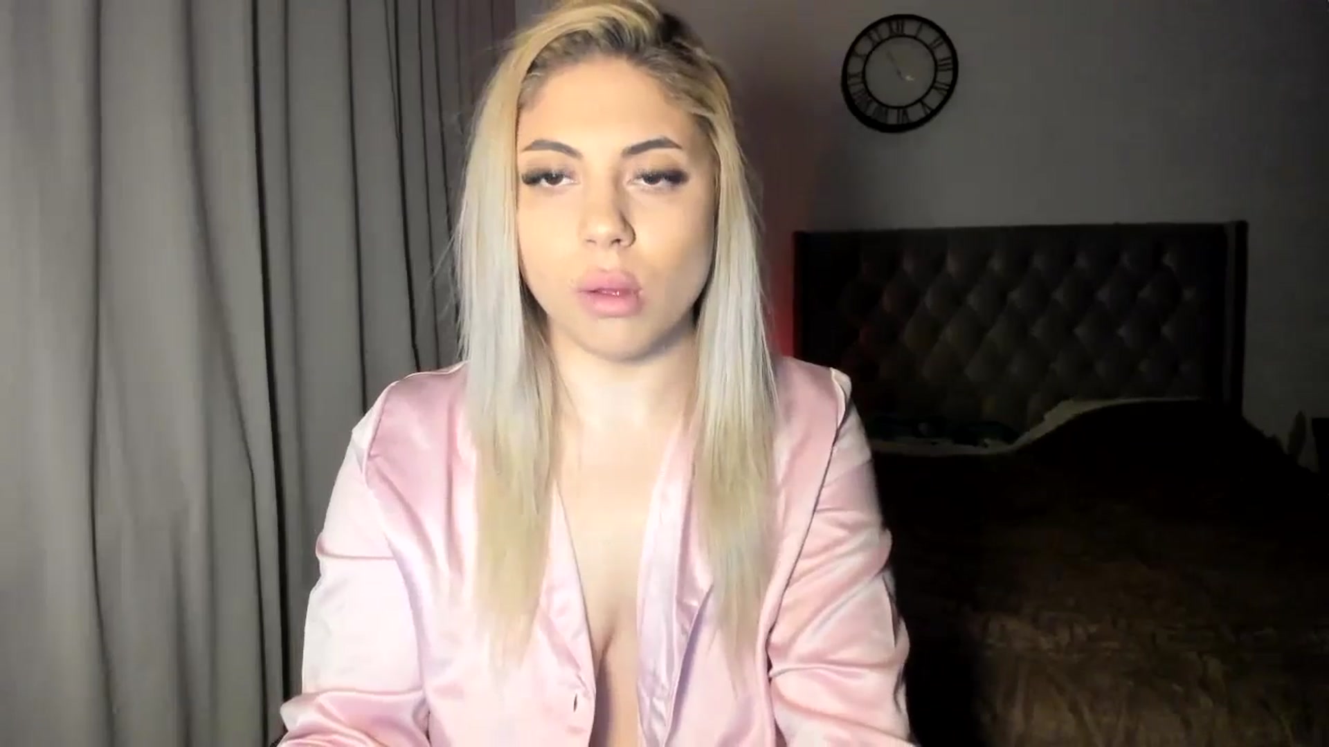 Gallery image thumbnail from SweetSmileXx's myfreecams stream on, 12/26/2024, 18:00 image 20 of 20