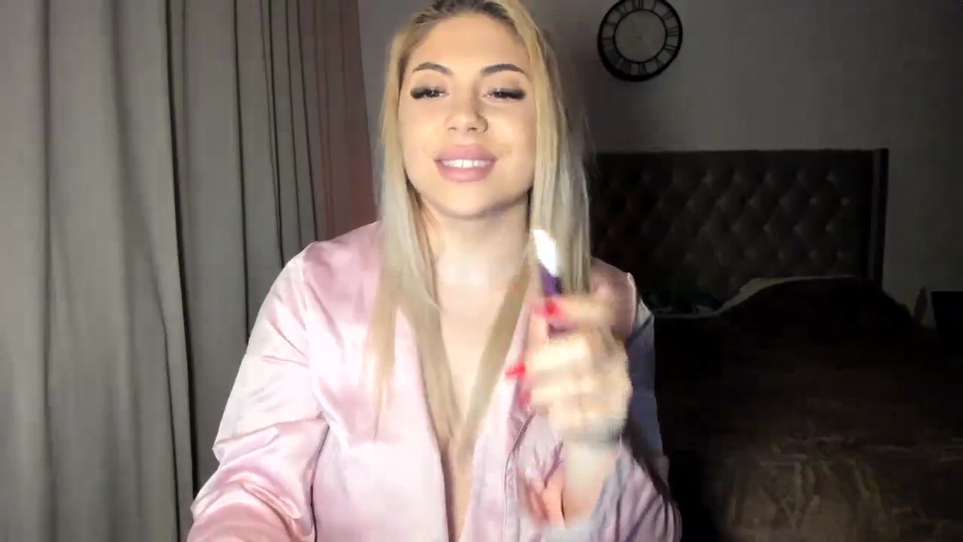 Gallery image thumbnail from SweetSmileXx's myfreecams stream on, 12/26/2024, 19:15 image 4 of 20