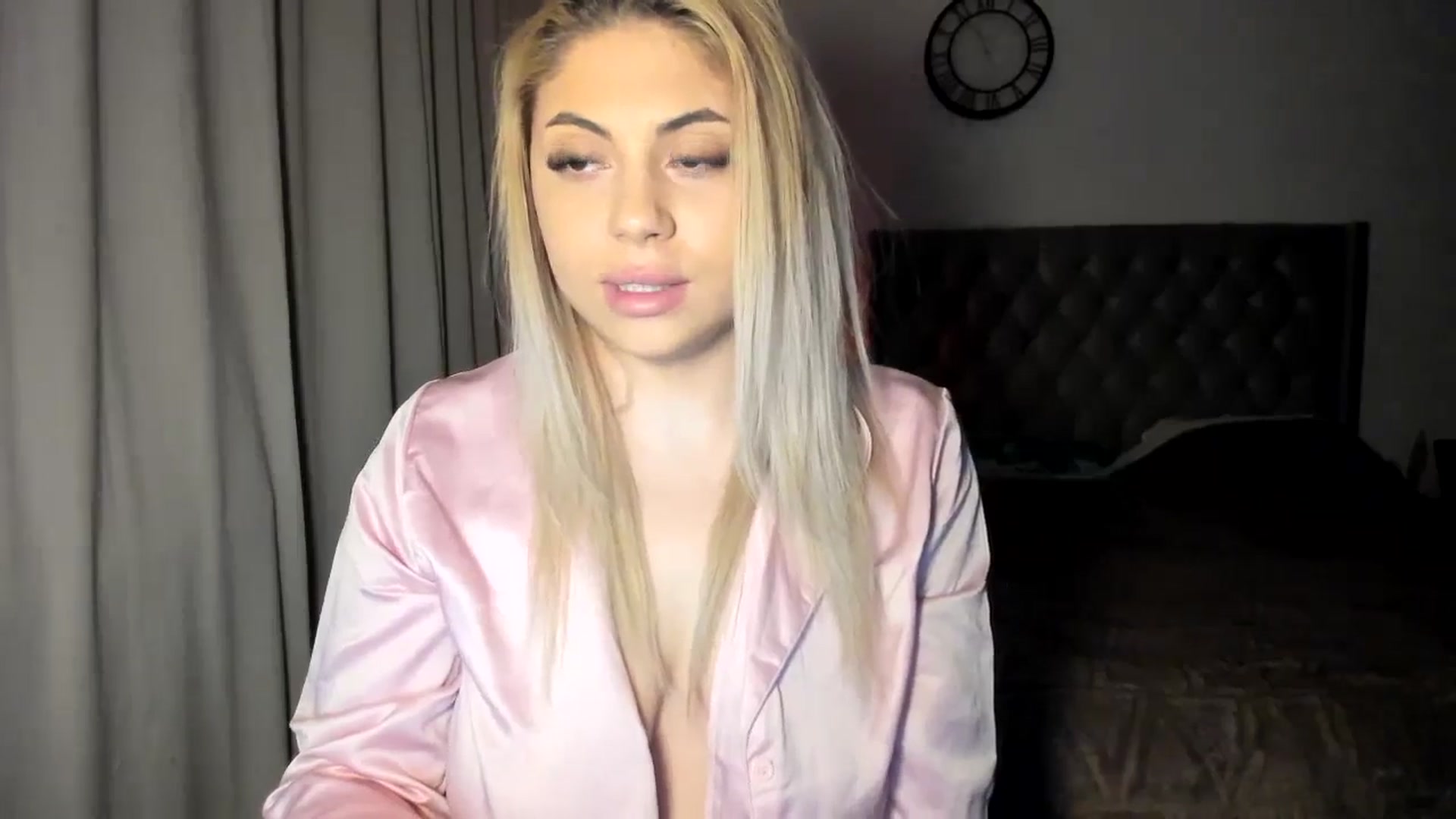 Gallery image thumbnail from SweetSmileXx's myfreecams stream on, 12/26/2024, 19:15 image 9 of 20