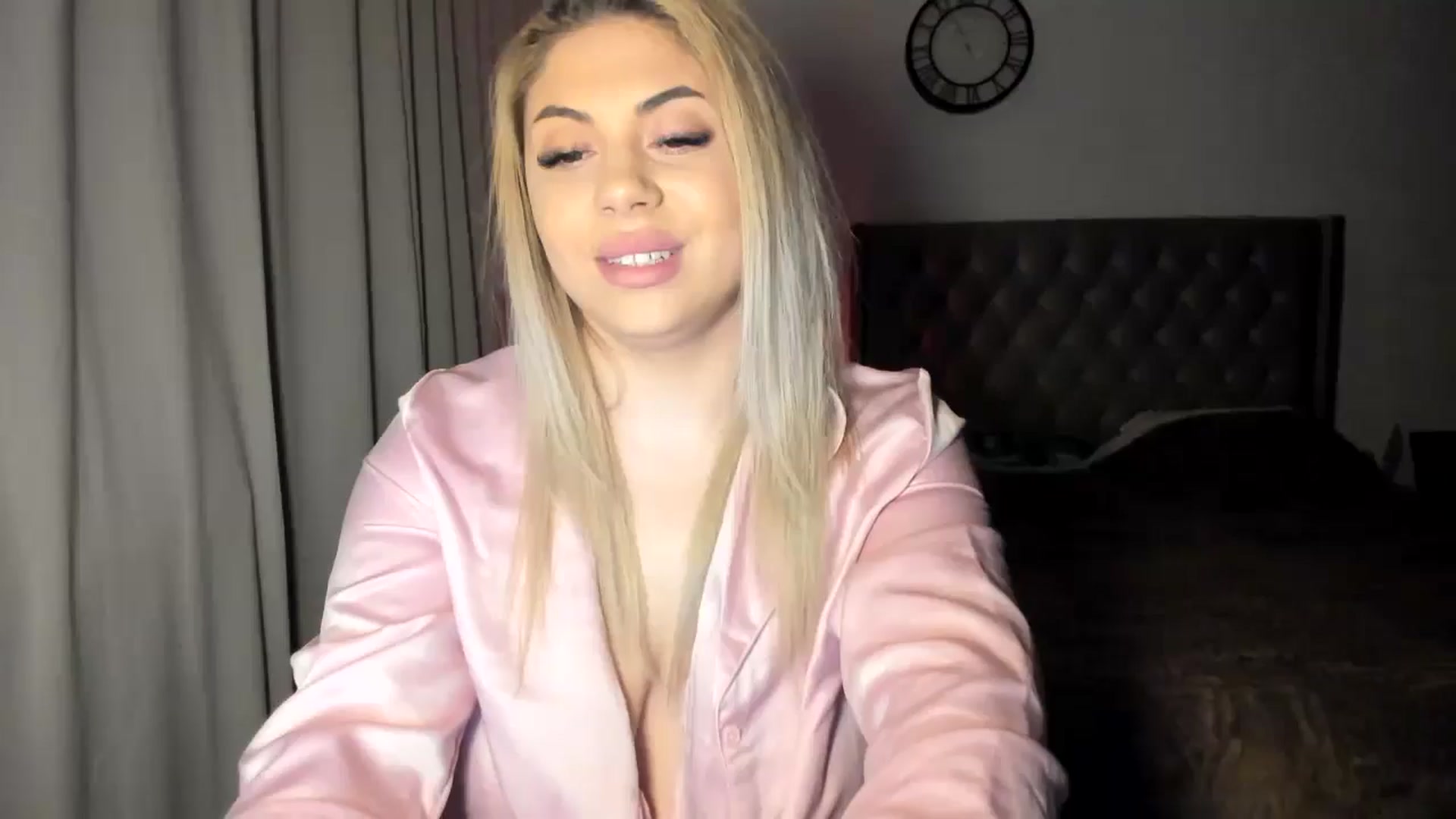 Gallery image thumbnail from SweetSmileXx's myfreecams stream on, 12/26/2024, 19:15 image 5 of 20