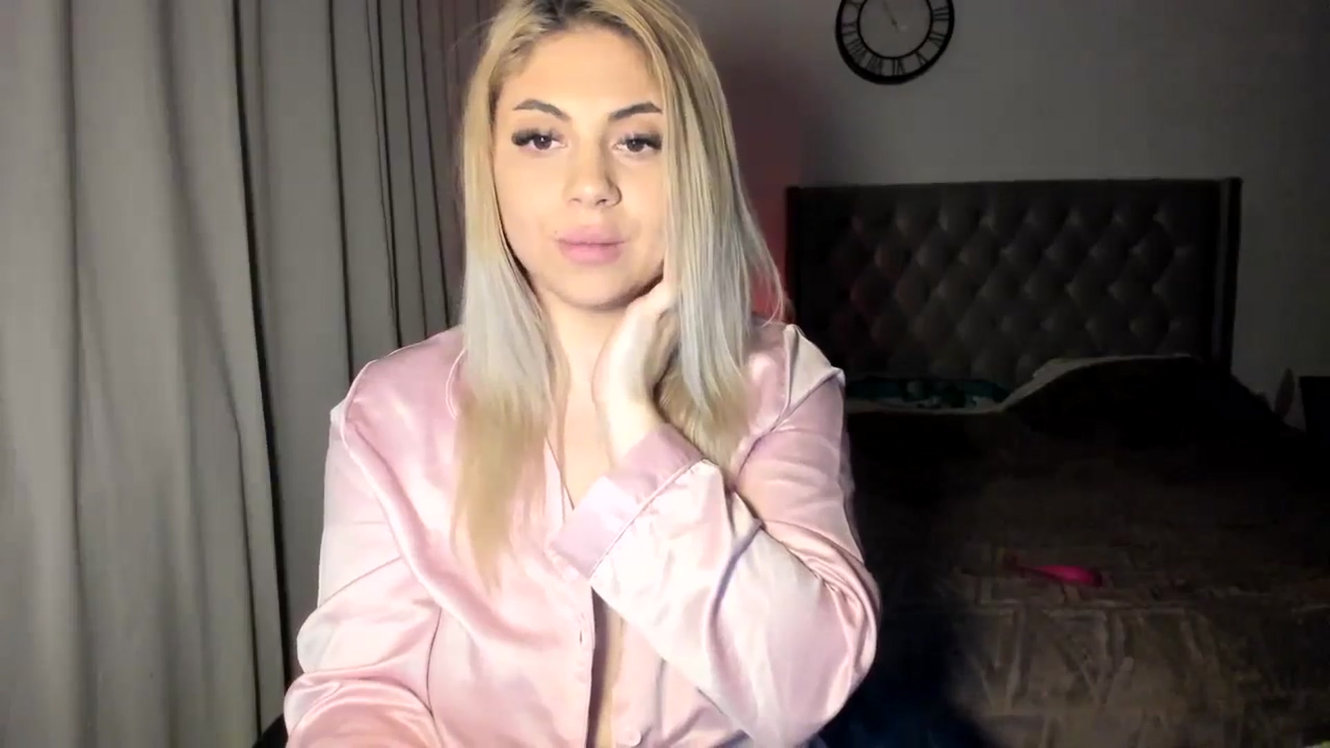Gallery image thumbnail from SweetSmileXx's myfreecams stream on, 12/26/2024, 20:42 image 6 of 20