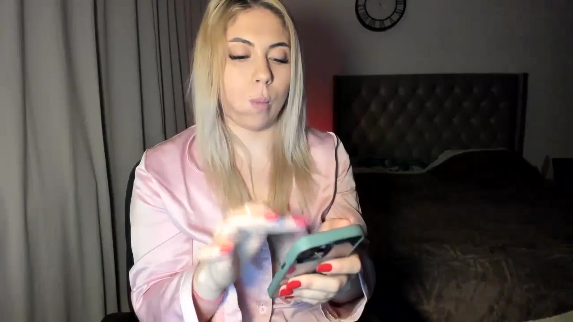Gallery image thumbnail from SweetSmileXx's myfreecams stream on, 12/26/2024, 20:42 image 12 of 20