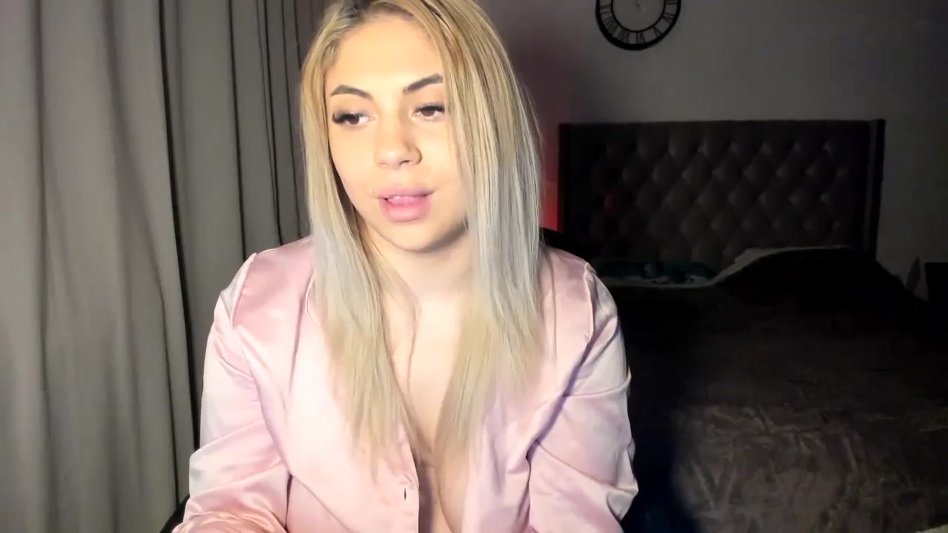 Gallery image thumbnail from SweetSmileXx's myfreecams stream on, 12/26/2024, 20:42 image 20 of 20