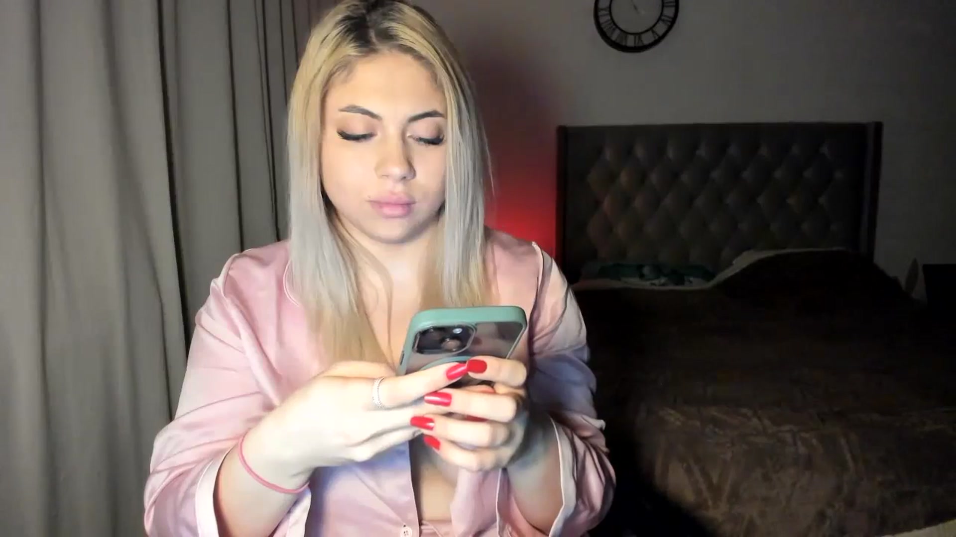 Gallery image thumbnail from SweetSmileXx's myfreecams stream on, 12/26/2024, 20:42 image 16 of 20