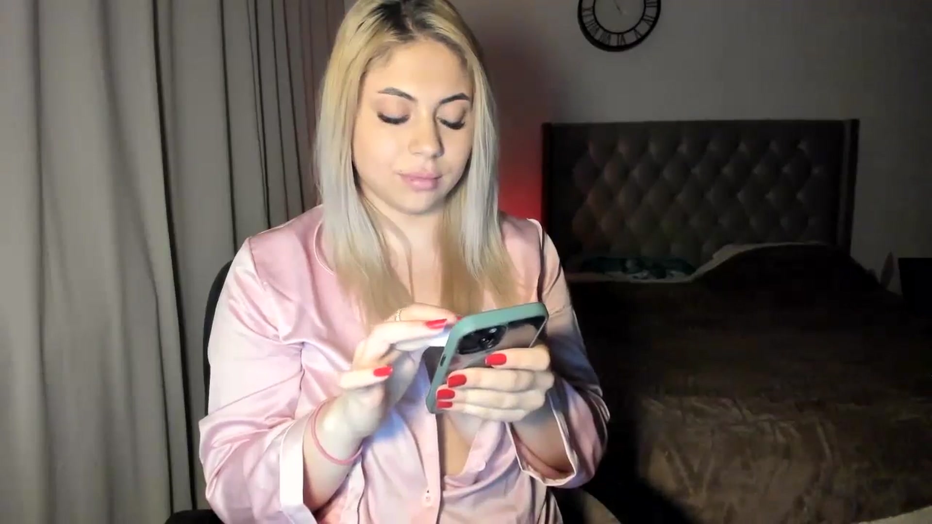 Gallery image thumbnail from SweetSmileXx's myfreecams stream on, 12/26/2024, 20:42 image 14 of 20