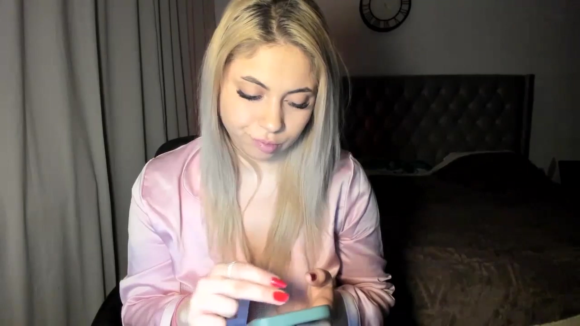 Gallery image thumbnail from SweetSmileXx's myfreecams stream on, 12/26/2024, 20:42 image 11 of 20