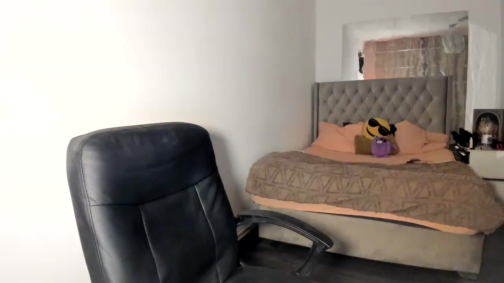 Gallery image thumbnail from SweetSmileXx's myfreecams stream on, 01/02/2025, 02:59 image 2 of 20