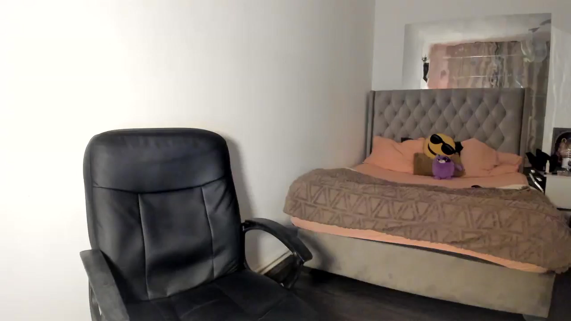 Gallery image thumbnail from SweetSmileXx's myfreecams stream on, 01/02/2025, 02:59 image 18 of 20