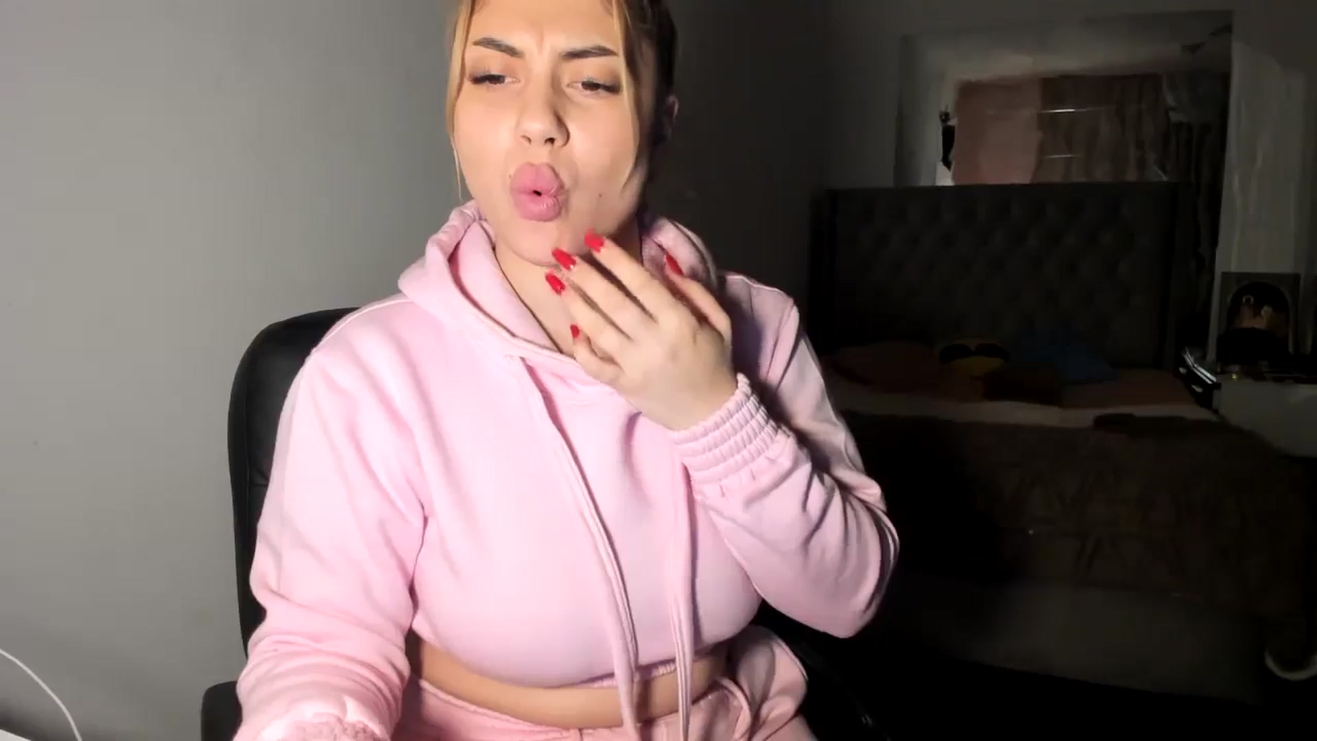 Gallery image thumbnail from SweetSmileXx's myfreecams stream on, 01/17/2025, 01:13 image 2 of 20