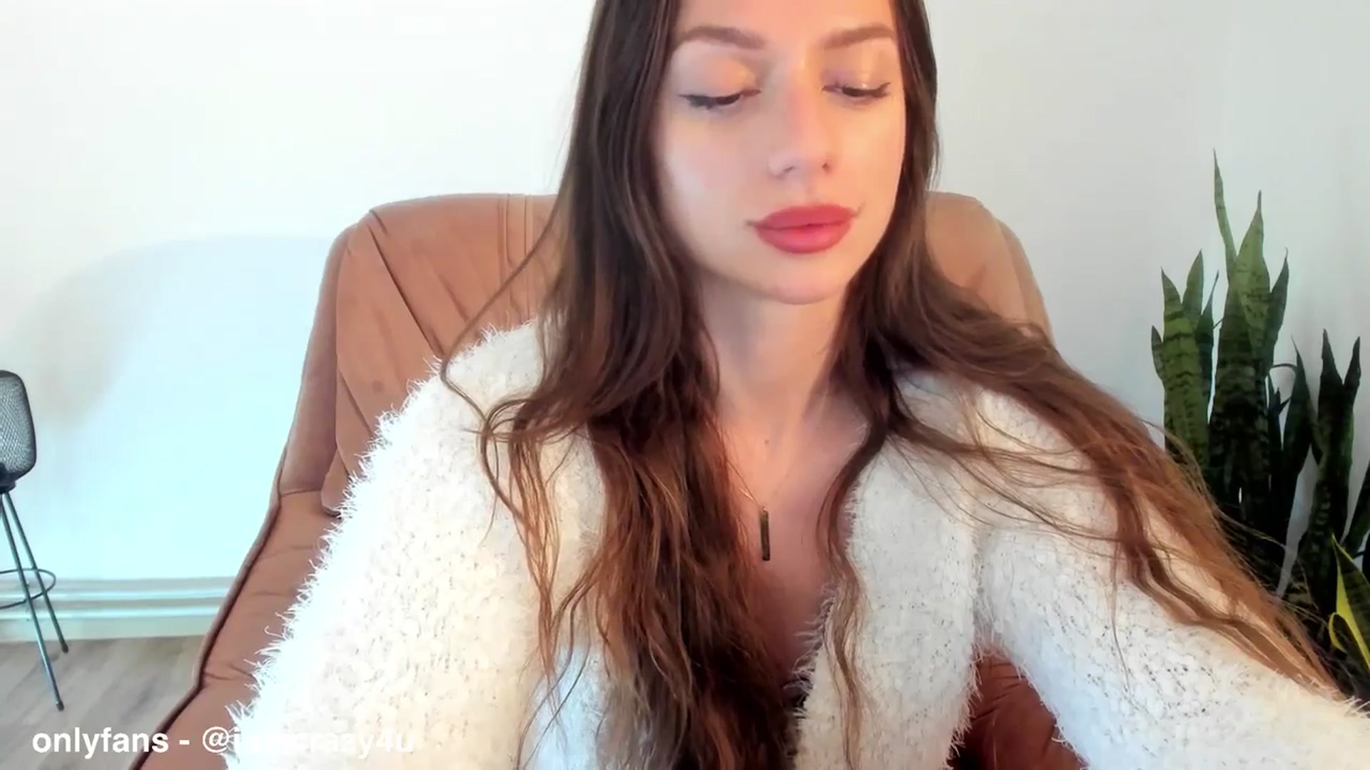 Gallery image thumbnail from SweetTits20's myfreecams stream on, 05/21/2025, 24:20 image 4 of 20