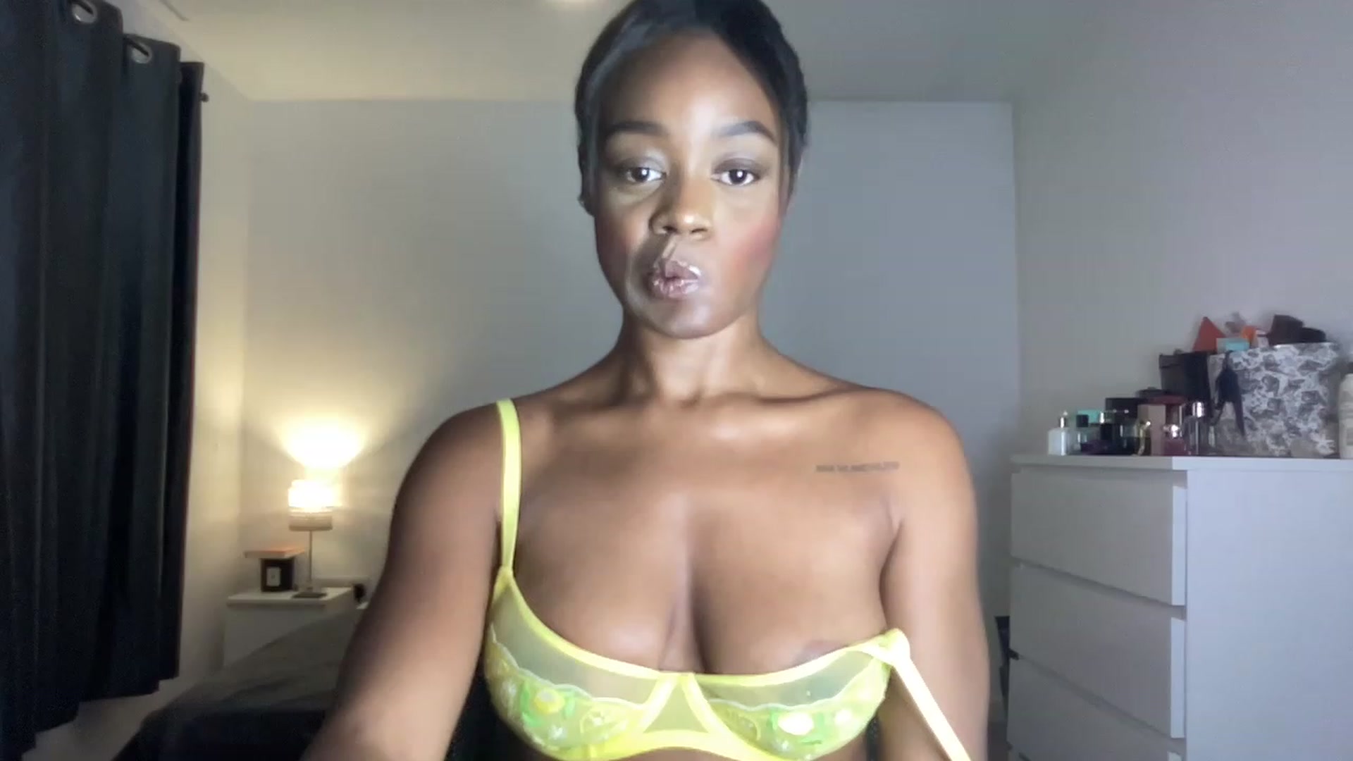 Gallery image thumbnail from SweetXEbony1's myfreecams stream on, 06/06/2023, 22:23 image 14 of 20