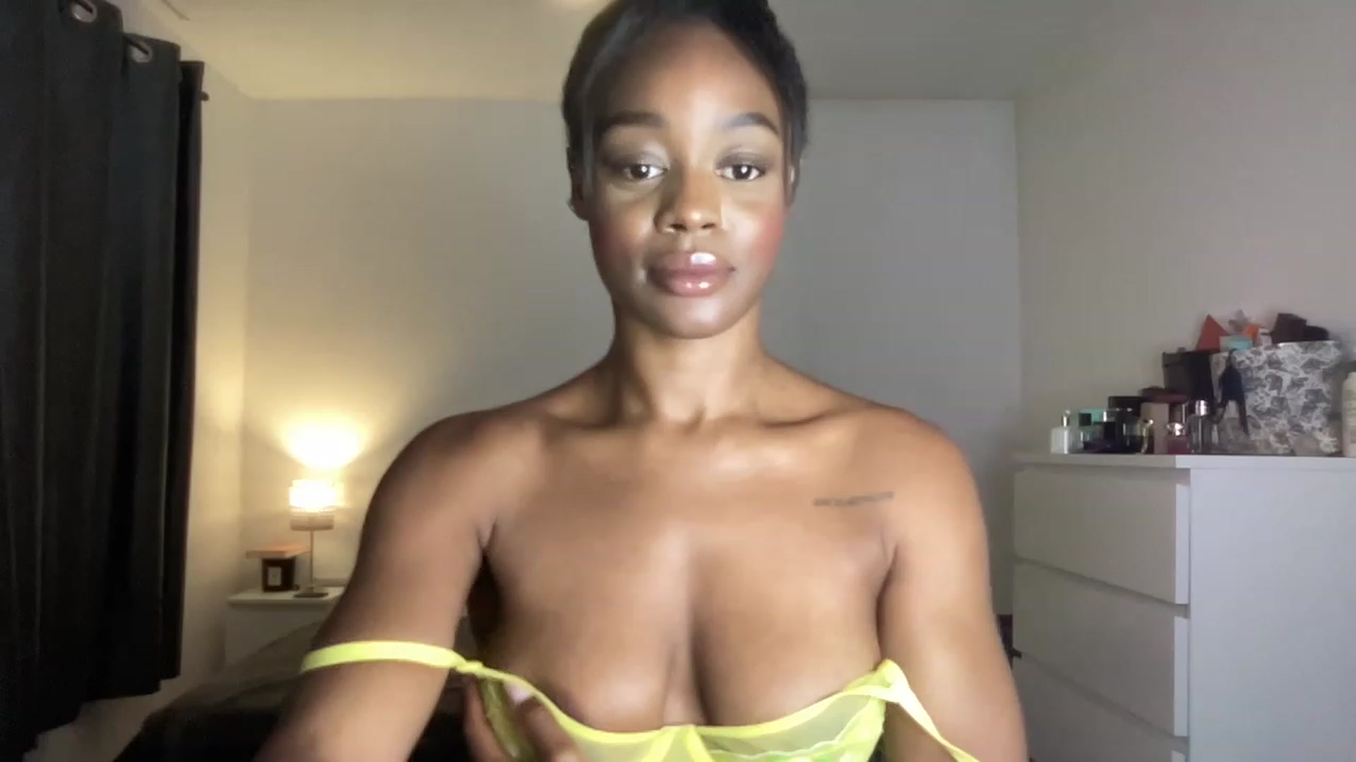 Gallery image thumbnail from SweetXEbony1's myfreecams stream on, 06/06/2023, 23:01 image 18 of 20
