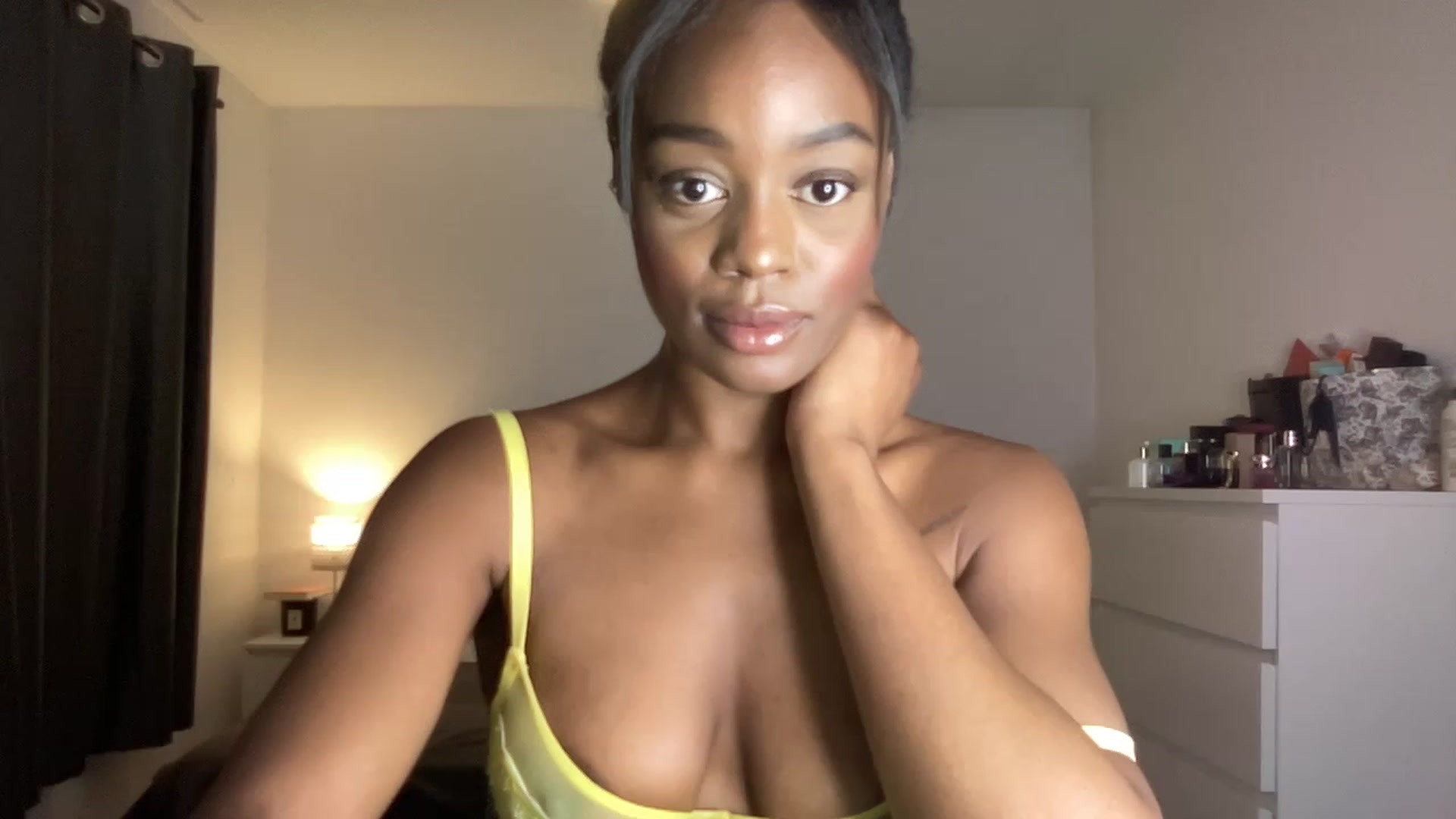Gallery image thumbnail from SweetXEbony1's myfreecams stream on, 06/06/2023, 23:01 image 19 of 20