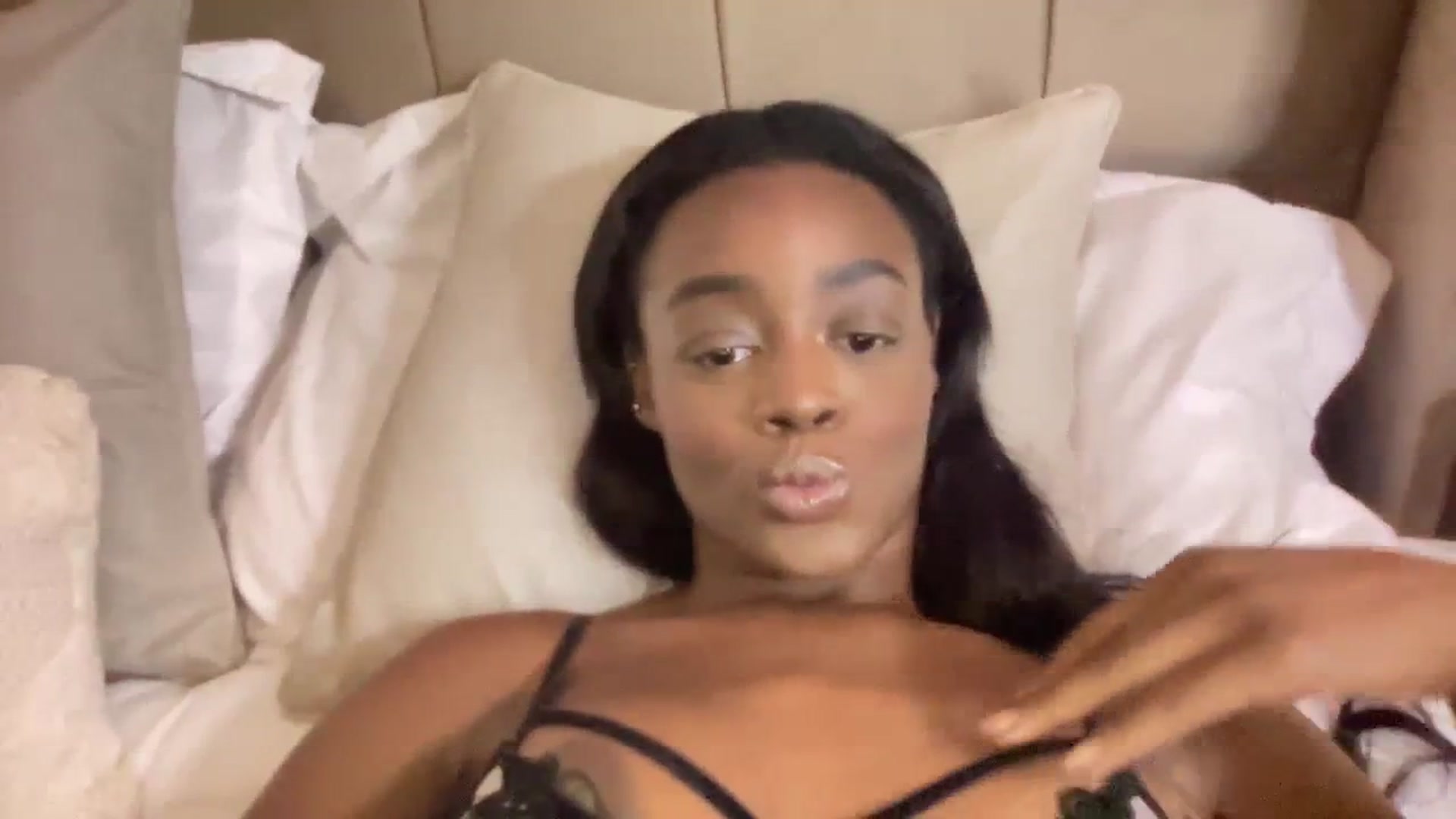 Gallery image thumbnail from SweetXEbony1's myfreecams stream on, 10/10/2023, 24:14 image 7 of 20