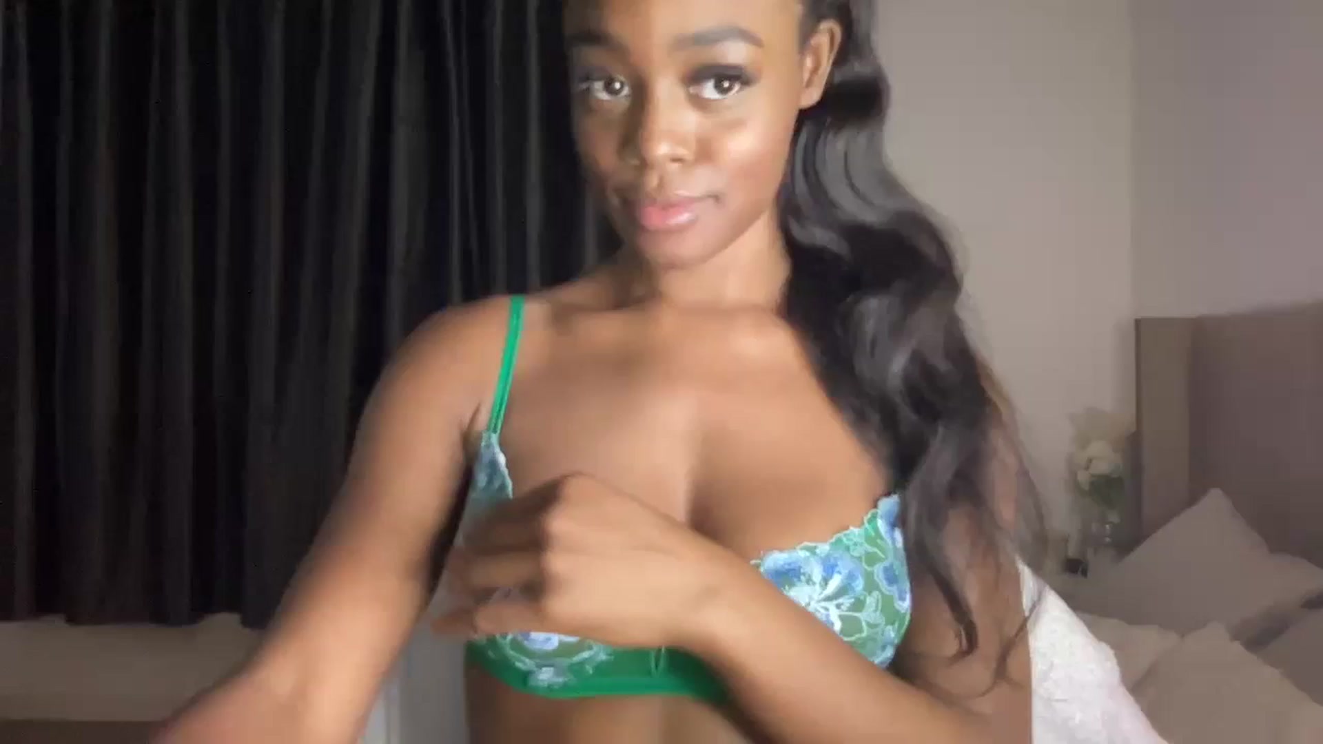 Gallery image thumbnail from SweetXEbony1's myfreecams stream on, 12/06/2023, 21:43 image 9 of 20