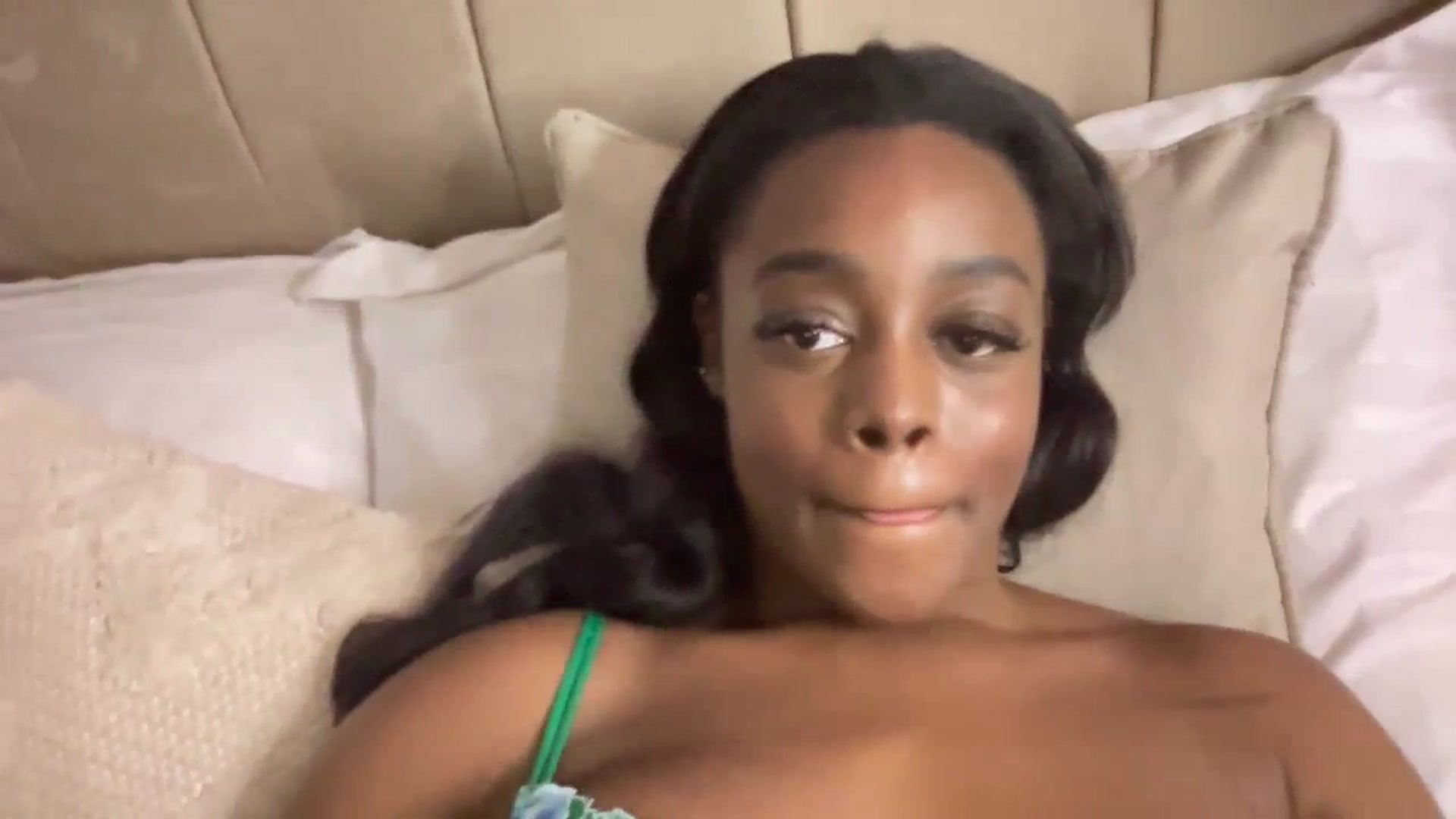 Gallery image thumbnail from SweetXEbony1's myfreecams stream on, 12/06/2023, 23:47 image 9 of 20