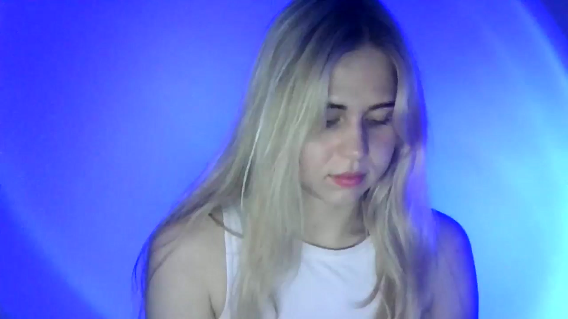 Gallery image thumbnail from Sweet_Lipsss_'s myfreecams stream on, 07/10/2025, 19:43 image 4 of 20