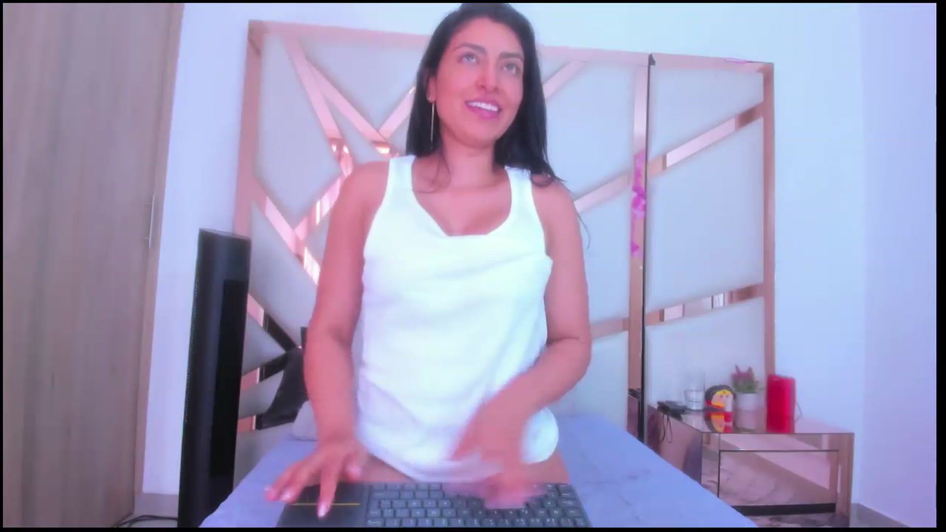 Gallery image thumbnail from Sweet_Oxdra's myfreecams stream on, 09/05/2026, 17:38 image 16 of 20