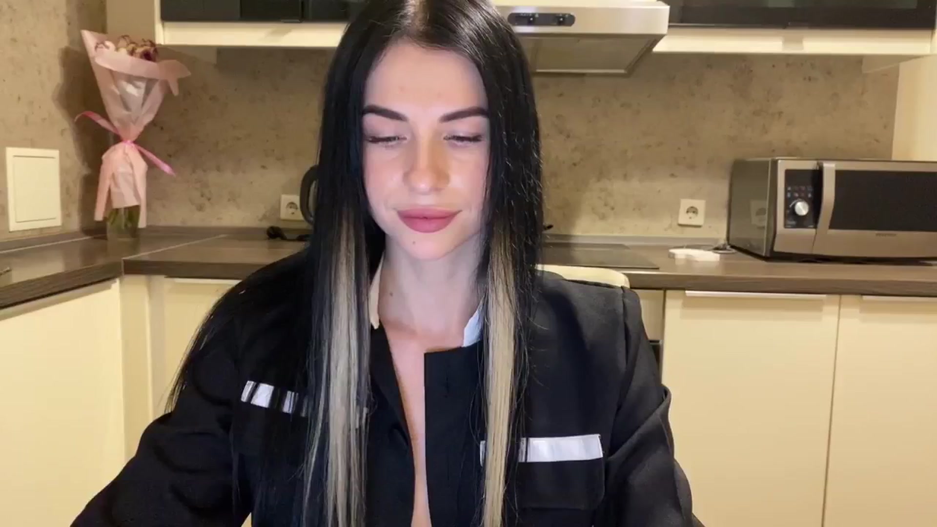 Gallery image thumbnail from Sweet_monic's myfreecams stream on, 10/26/2024, 11:20 image 18 of 20