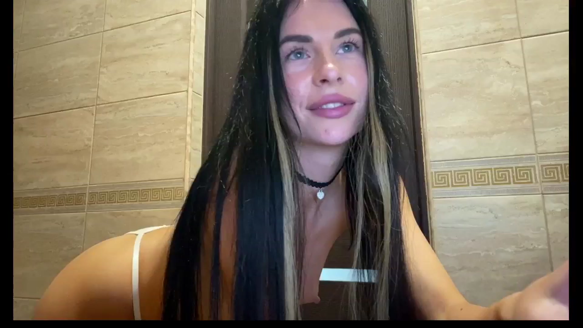 Gallery image thumbnail from Sweet_monic's myfreecams stream on, 04/28/2025, 15:31 image 8 of 20