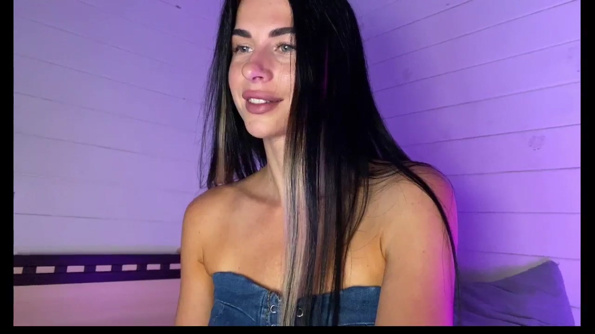 Gallery image thumbnail from Sweet_monic's myfreecams stream on, 08/17/2025, 17:40 image 11 of 20