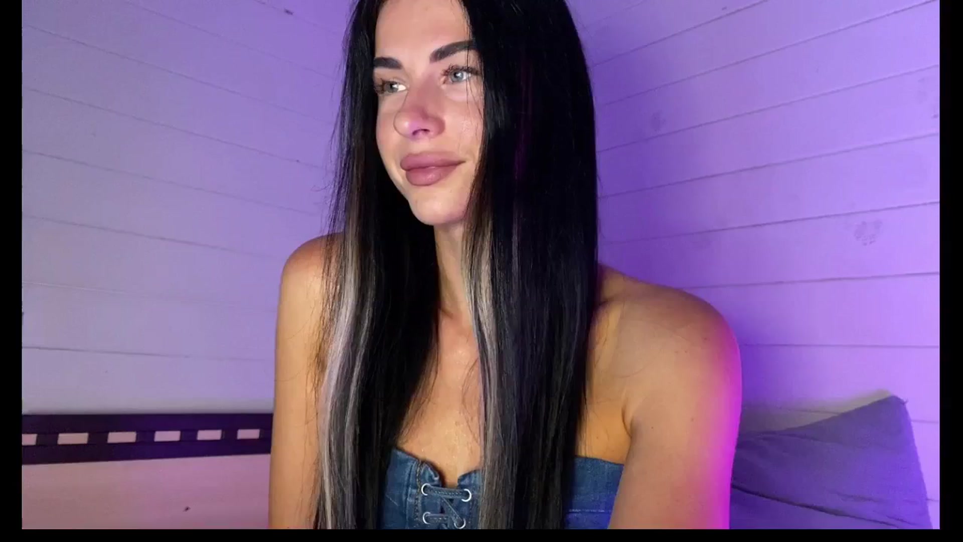 Gallery image thumbnail from Sweet_monic's myfreecams stream on, 08/17/2025, 17:40 image 2 of 20
