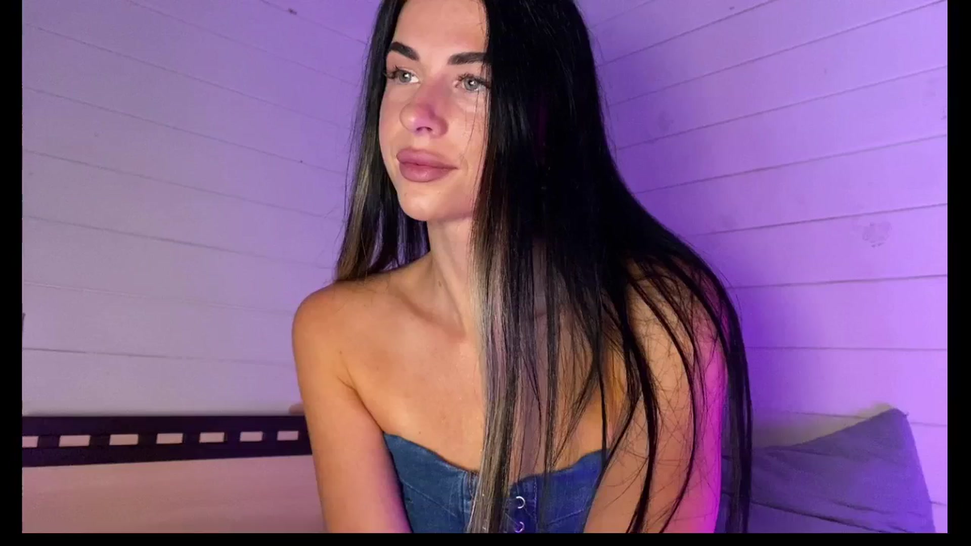 Gallery image thumbnail from Sweet_monic's myfreecams stream on, 08/17/2025, 17:40 image 5 of 20