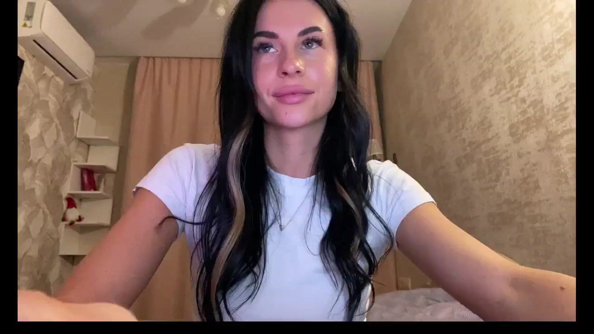 Gallery image thumbnail from Sweet_monic's myfreecams stream on, 12/07/2025, 17:56 image 18 of 20