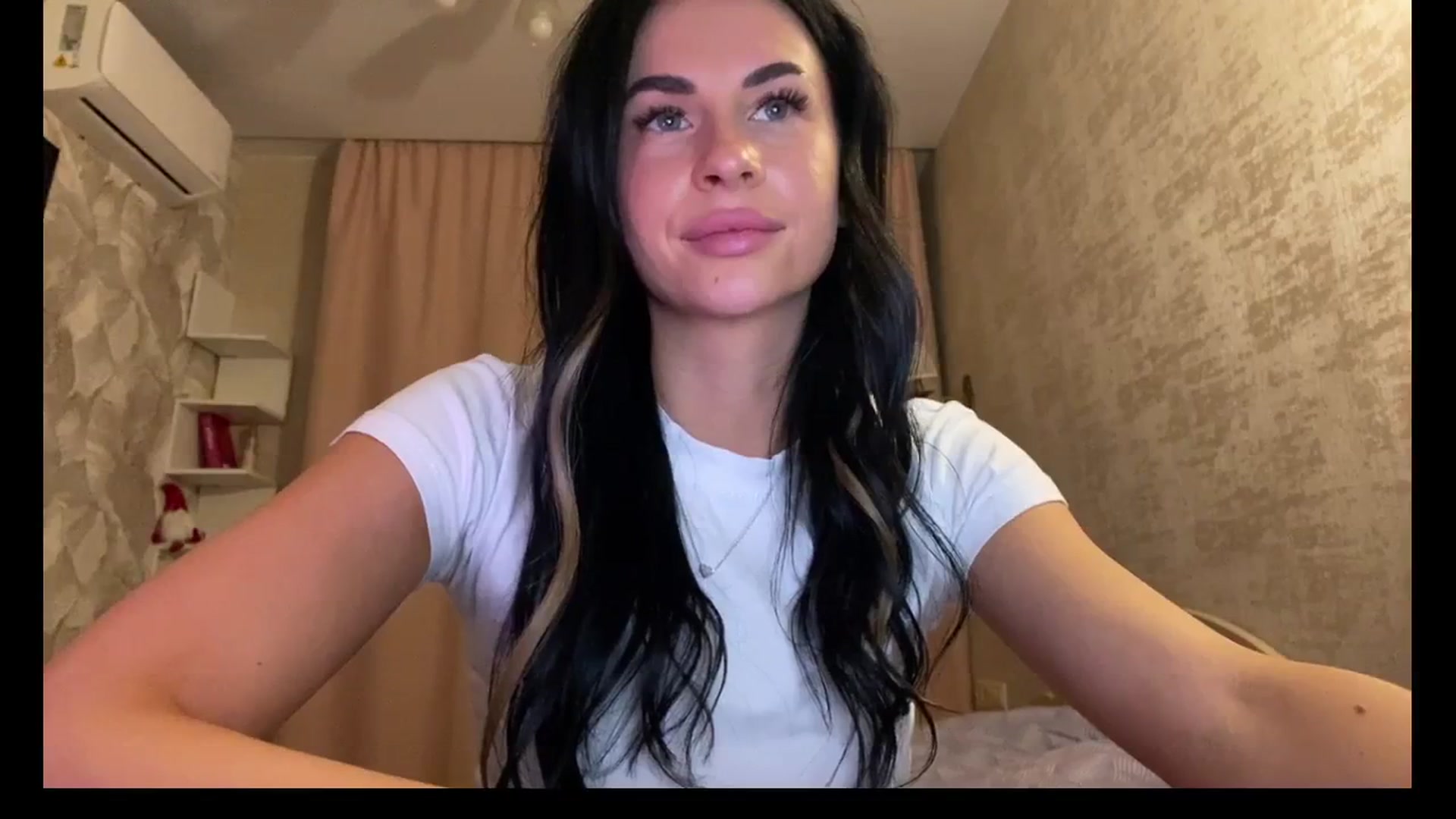 Gallery image thumbnail from Sweet_monic's myfreecams stream on, 12/07/2025, 17:56 image 19 of 20