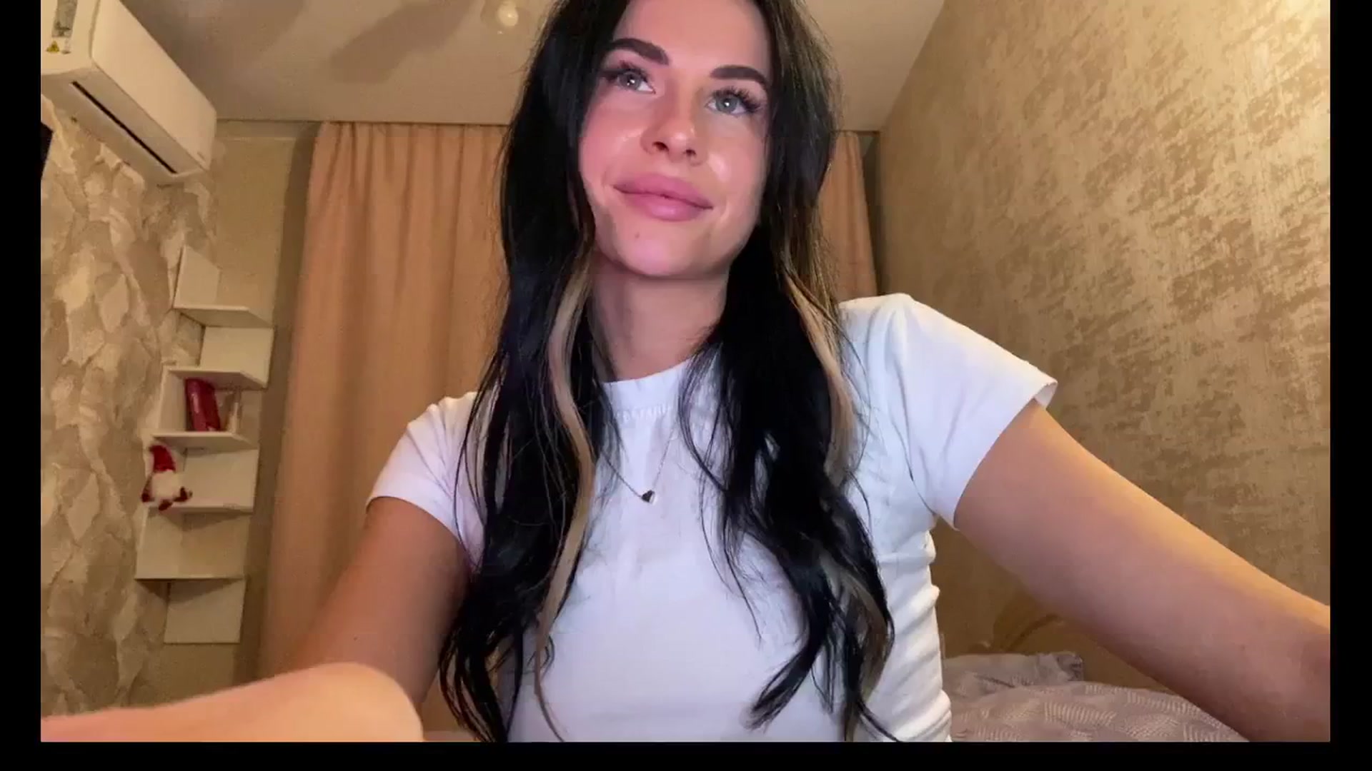 Gallery image thumbnail from Sweet_monic's myfreecams stream on, 12/07/2025, 17:56 image 1 of 20