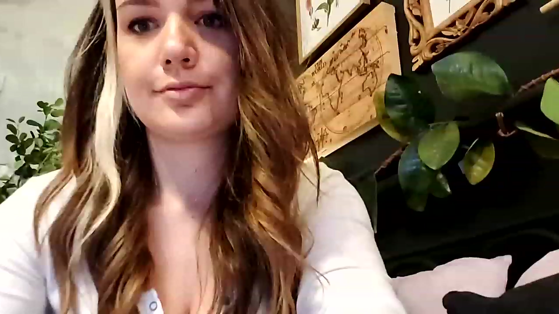 Gallery image thumbnail from Sweetdaintyme's myfreecams stream on, 12/15/2022, 01:16 image 4 of 20