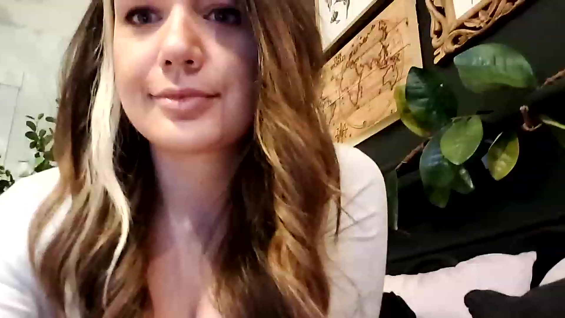Gallery image thumbnail from Sweetdaintyme's myfreecams stream on, 12/15/2022, 01:16 image 11 of 20