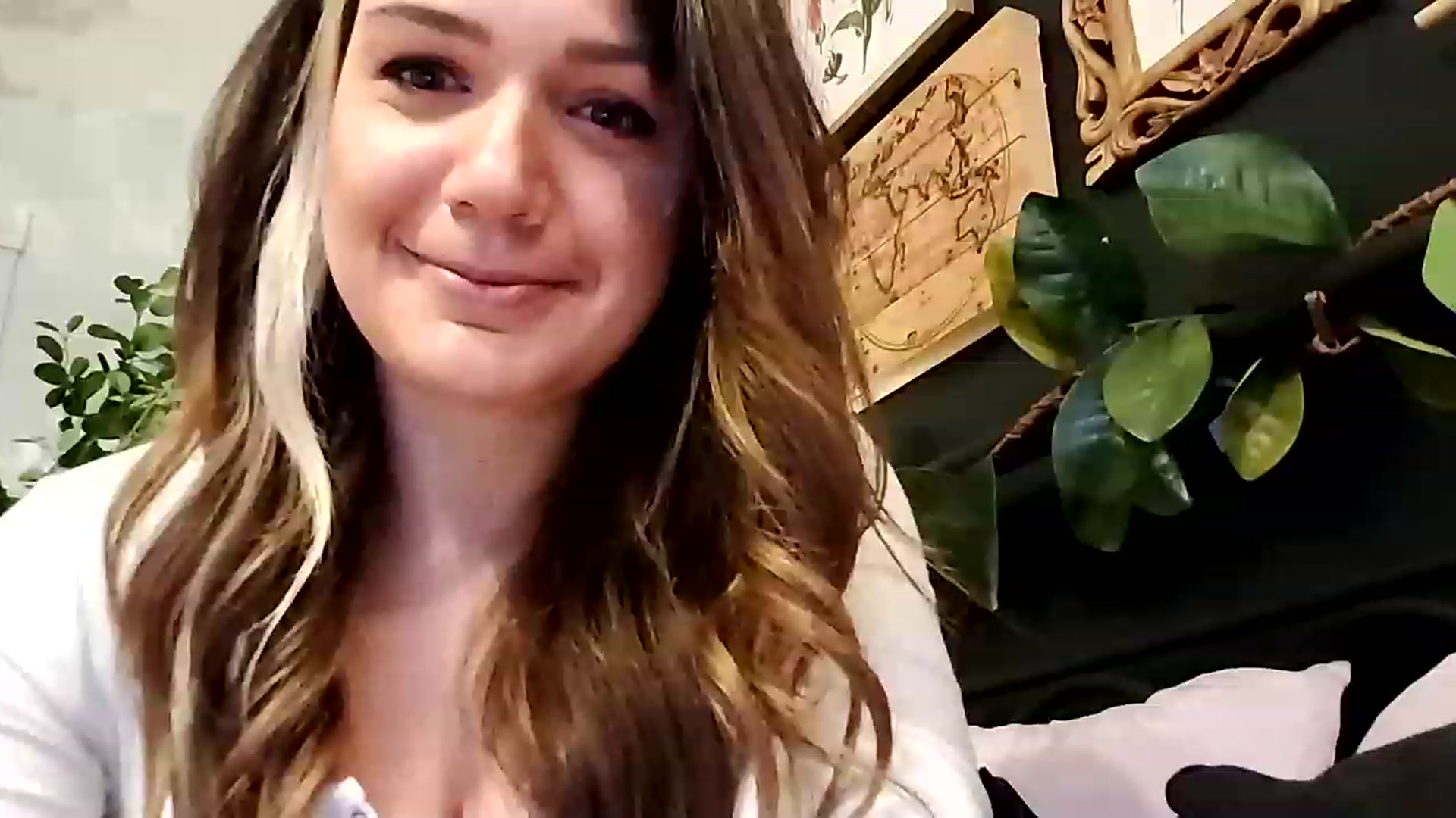 Gallery image thumbnail from Sweetdaintyme's myfreecams stream on, 12/15/2022, 01:16 image 10 of 20